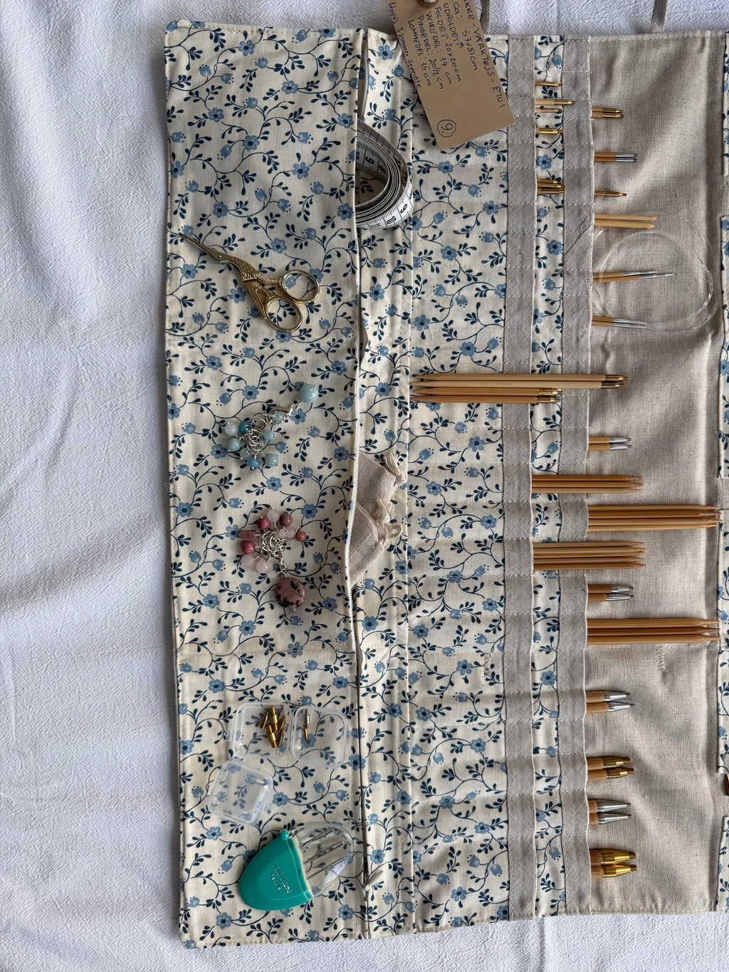 Strikke-Værktøjs-Etui 9. - Sandfarvet og blå blomst