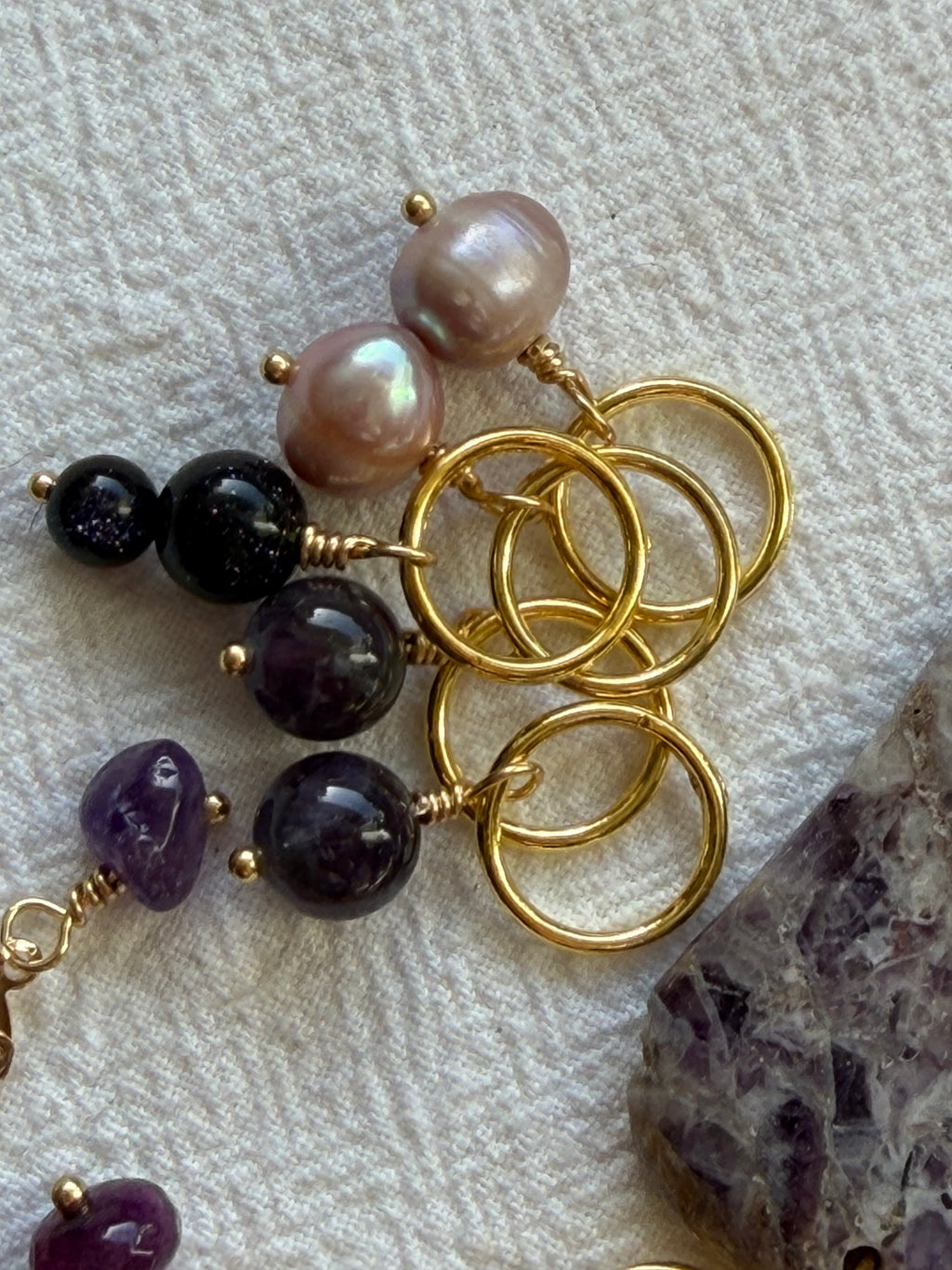 Maskemarkør sæt Hjerte - Ametyst, Akoya Perler, Golden Sandstone lilla og lilla Jade - Forgyldt luksus - 11x 7mm, 5x10mm og 5x åbenlukkelige markører