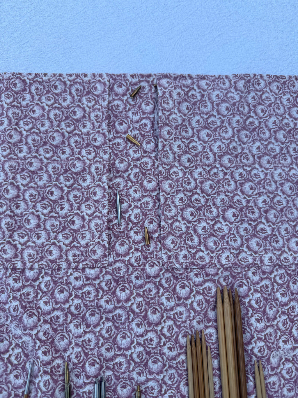 Strikke-Værktøjs-Etui 6. - Blomster lys støvet rosa - Handmade by Nogetfralene