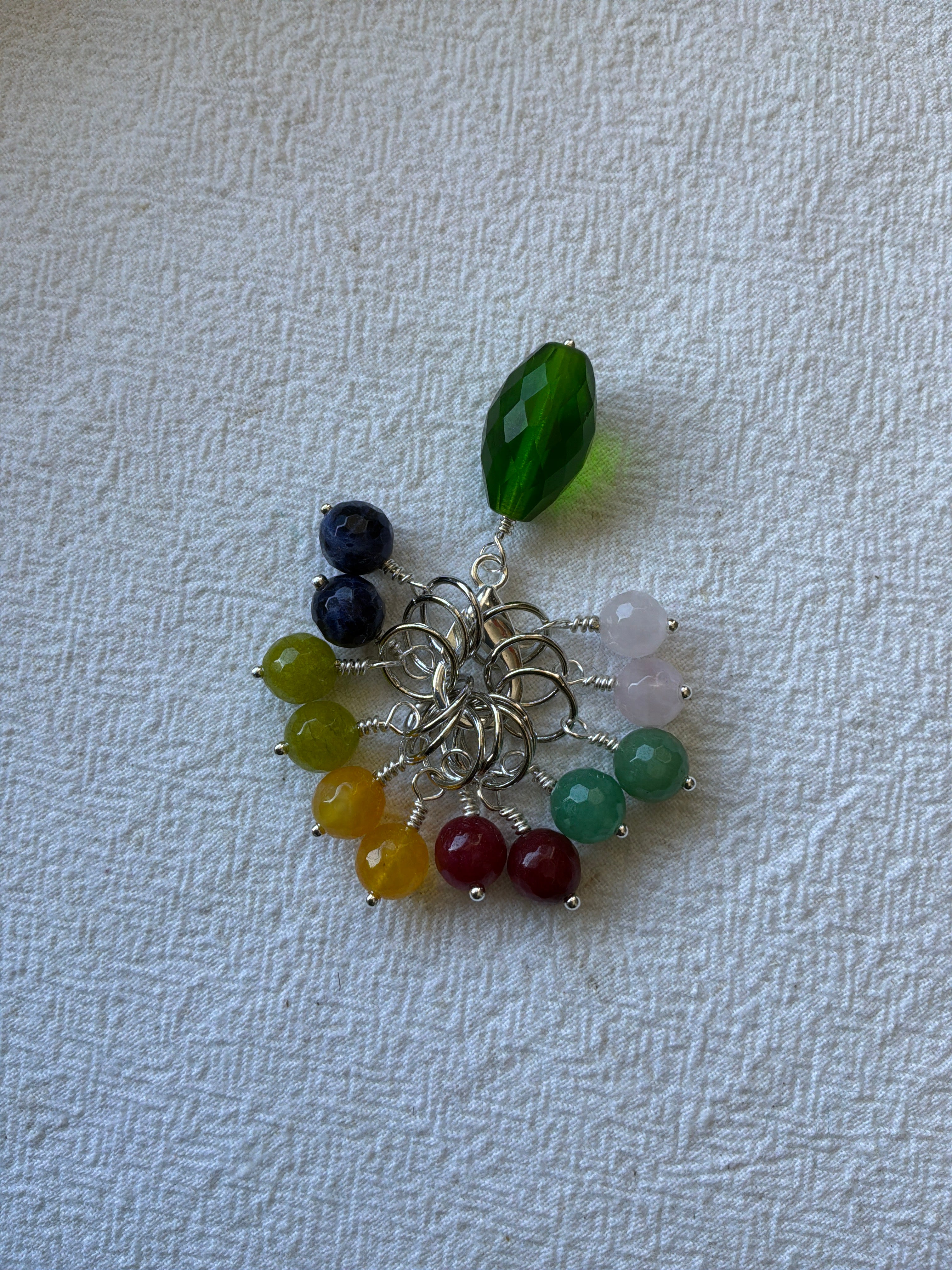 Maskemarkør sæt grøn glas holder, Robin, Peridot, Sodalit, Rosakvarts, Aventurin og Gul jade. Forsølvede markører der passer på op til 7 mm pinde.