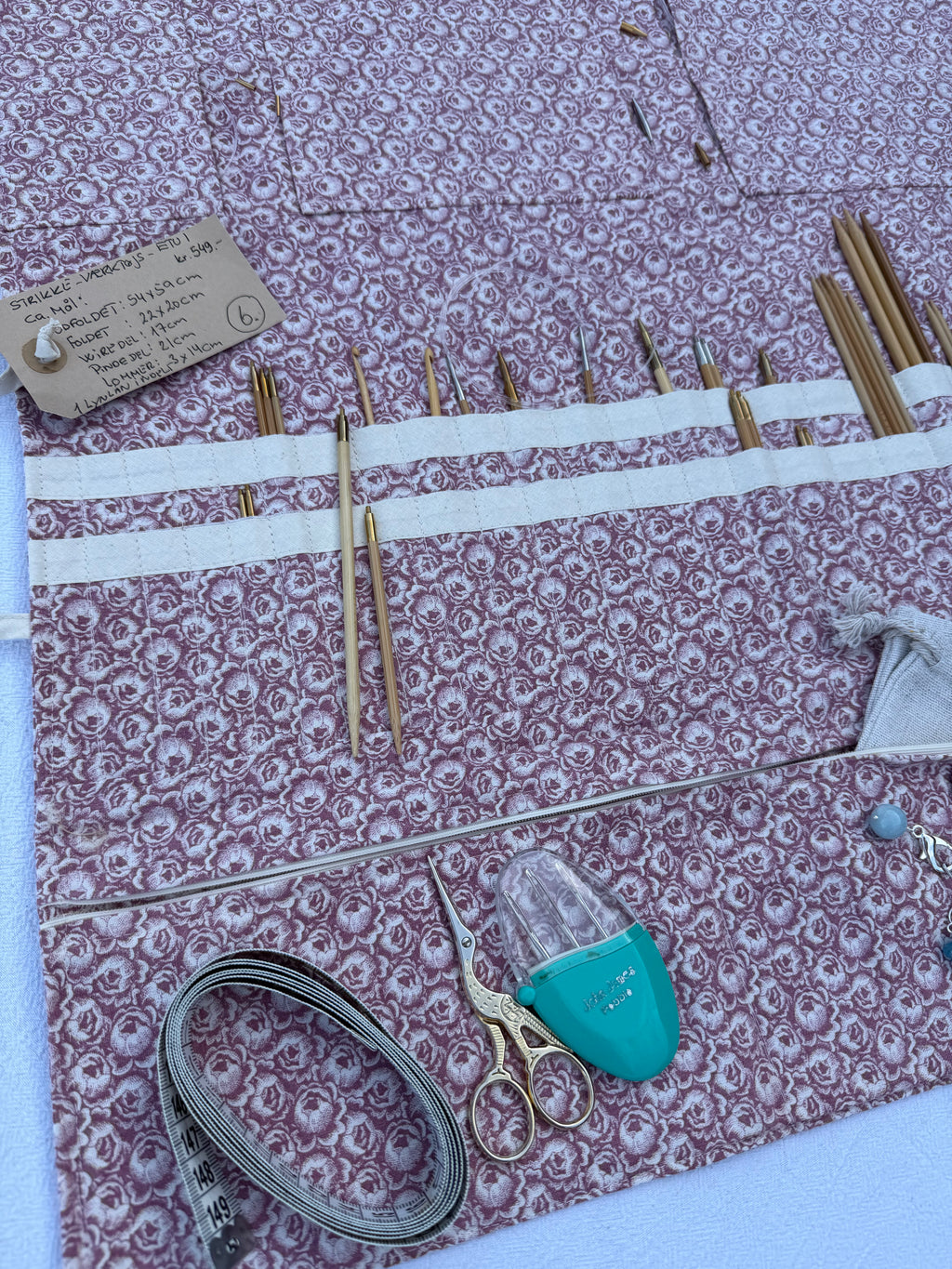 Strikke-Værktøjs-Etui 6. - Blomster lys støvet rosa - Handmade by Nogetfralene