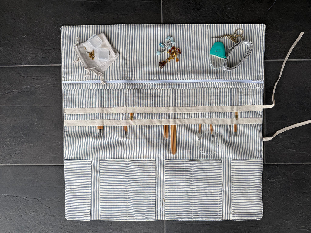Strikke-Værktøjs-Etui 4. “Mælkedreng” stribet lys beige/blå