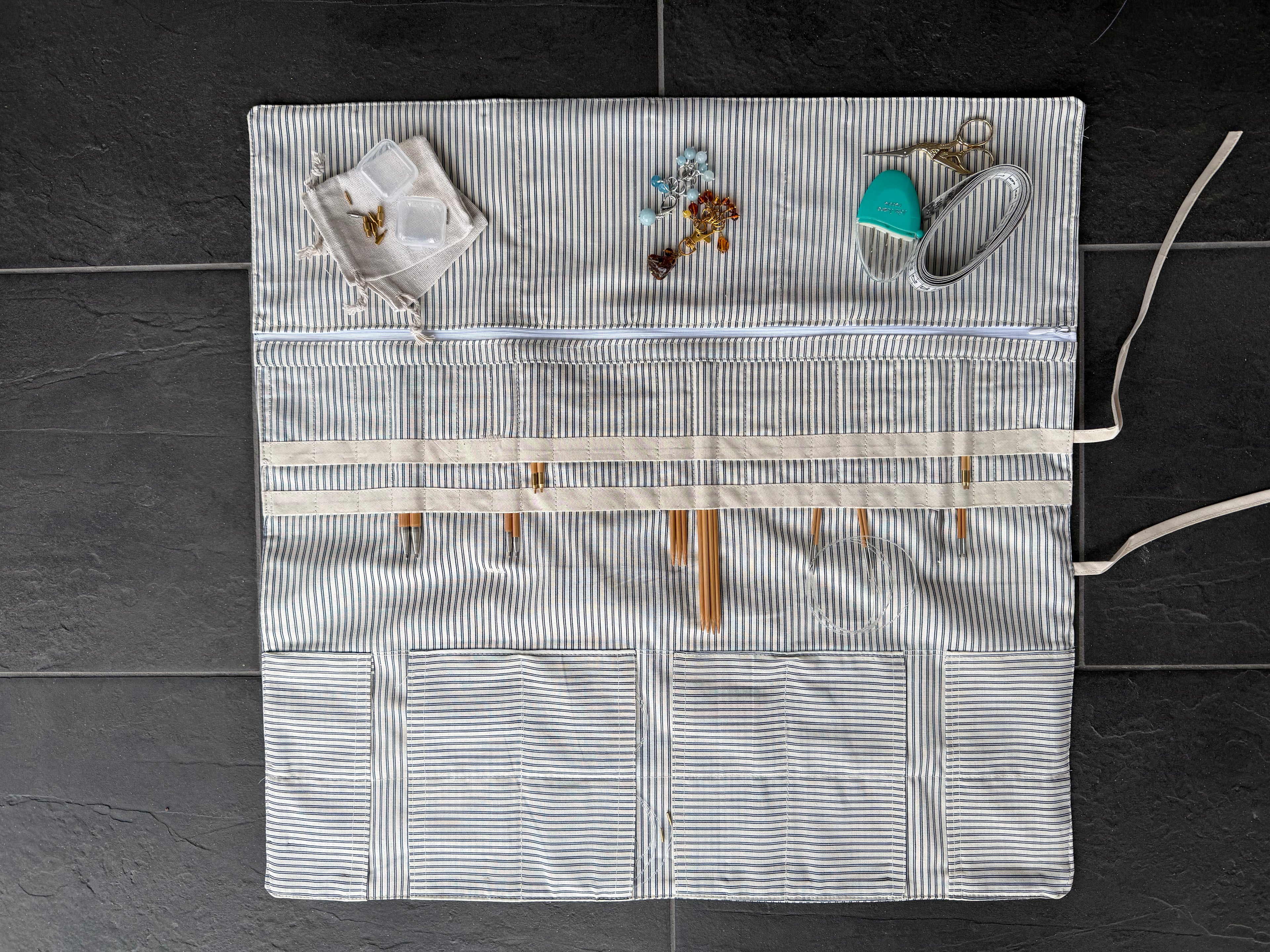 Strikke-Værktøjs-Etui 4. “Mælkedreng” stribet lys beige/blå