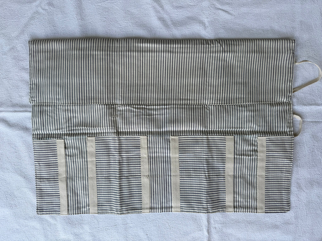 Strikke-Værktøjs-Etui 8. “Mælkedreng” stribet lys beige/blå