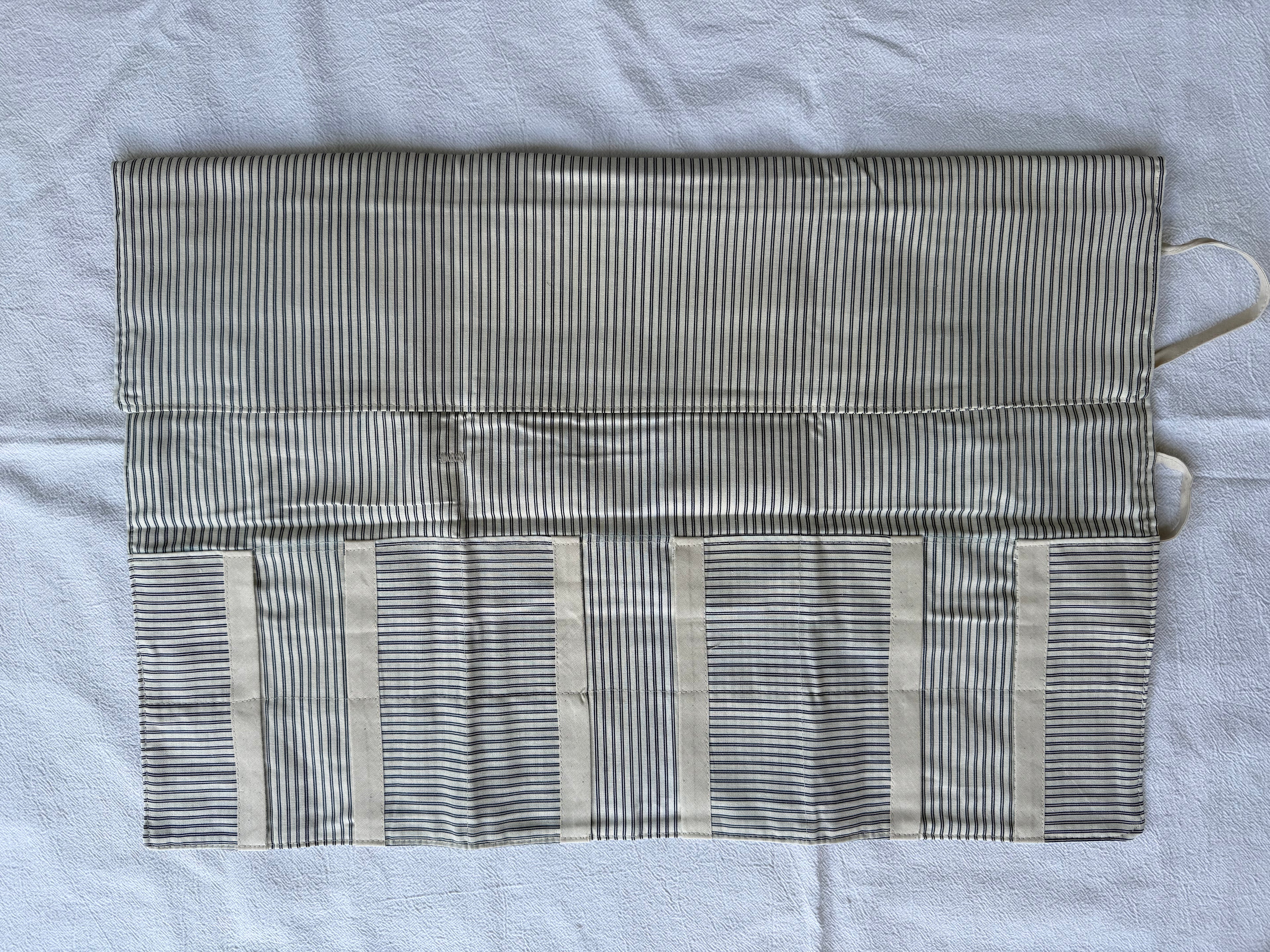 Strikke-Værktøjs-Etui 8. “Mælkedreng” stribet lys beige/blå
