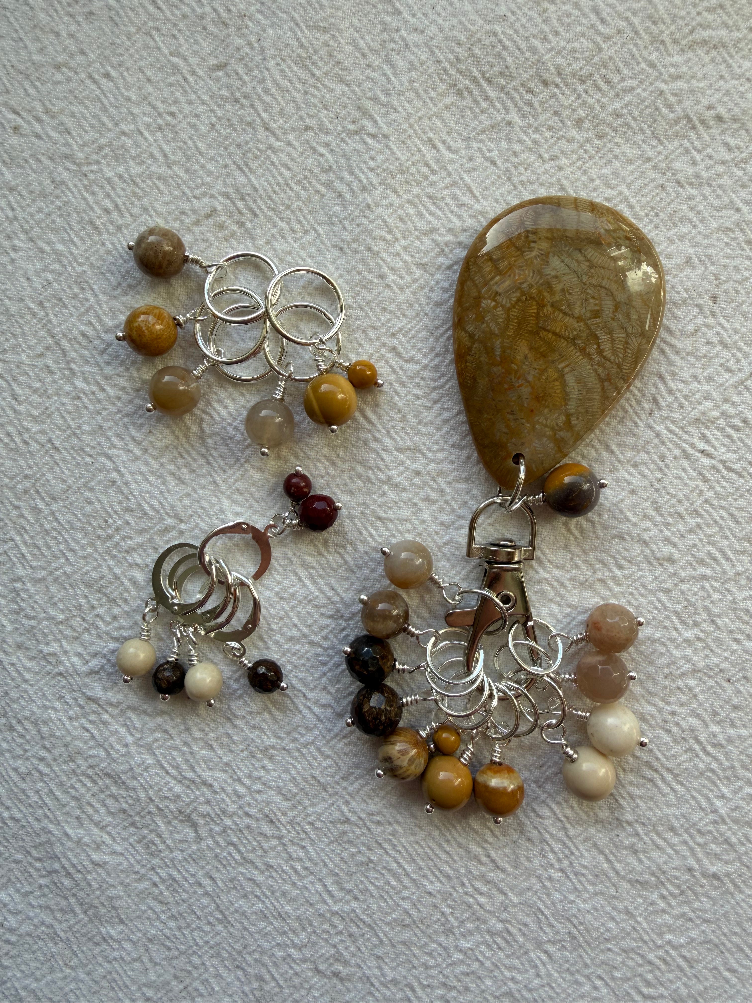 Maskemarkør sæt Dråbe Chrysantemum fossil- Ocean fossil, Solsten, Bronzit og Mookite - Forgyldt luksus - 11x 7mm, 5x10mm og 5x åbenlukkelige markører