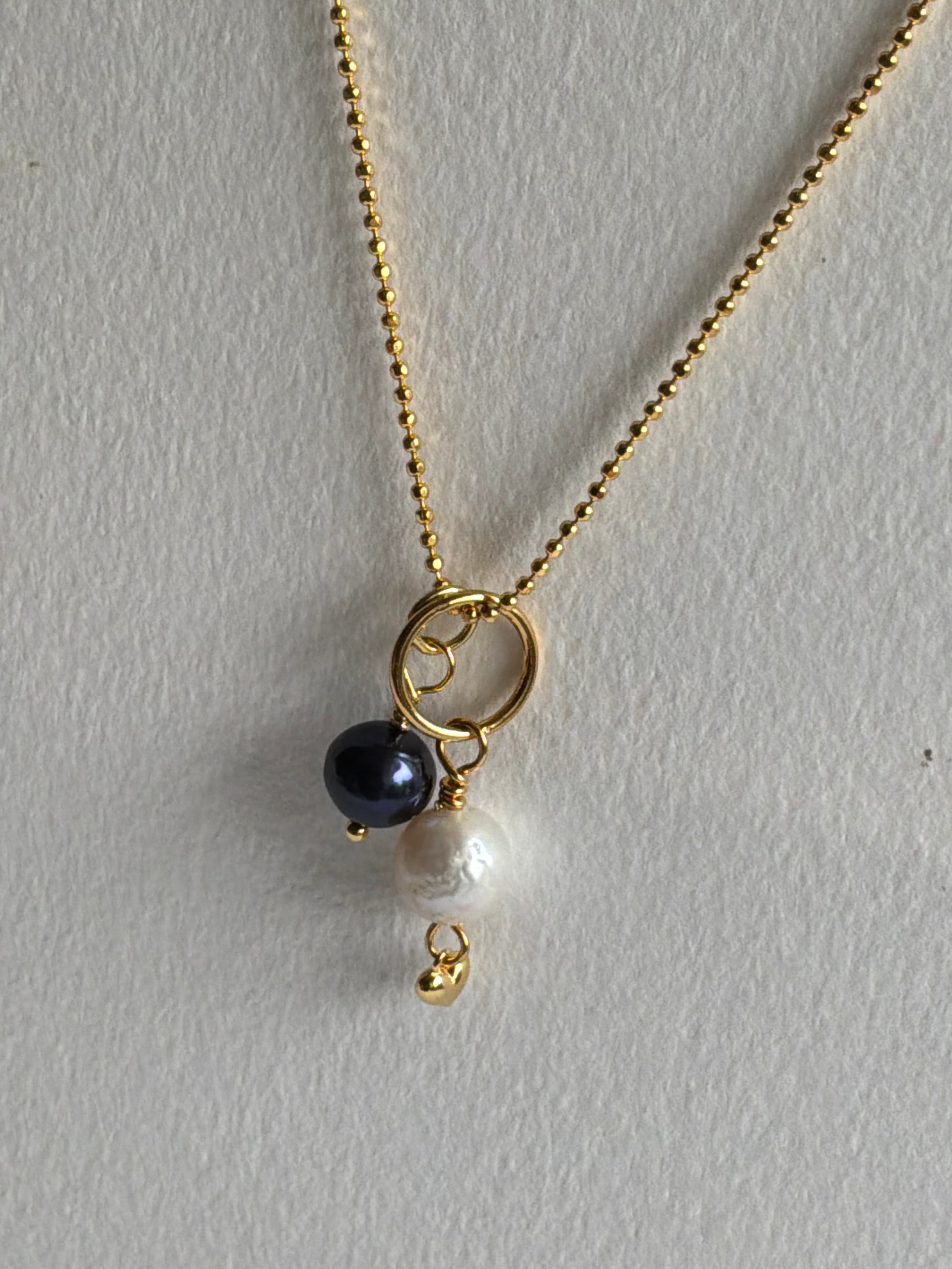 Sterling Sølv Forgyldt Halskæde UNIKA med Akoya Perler sort og hvid med et lille hjerte vedhæng vedhæng. Med sterlingsølv forgyldt kæde 80 cm