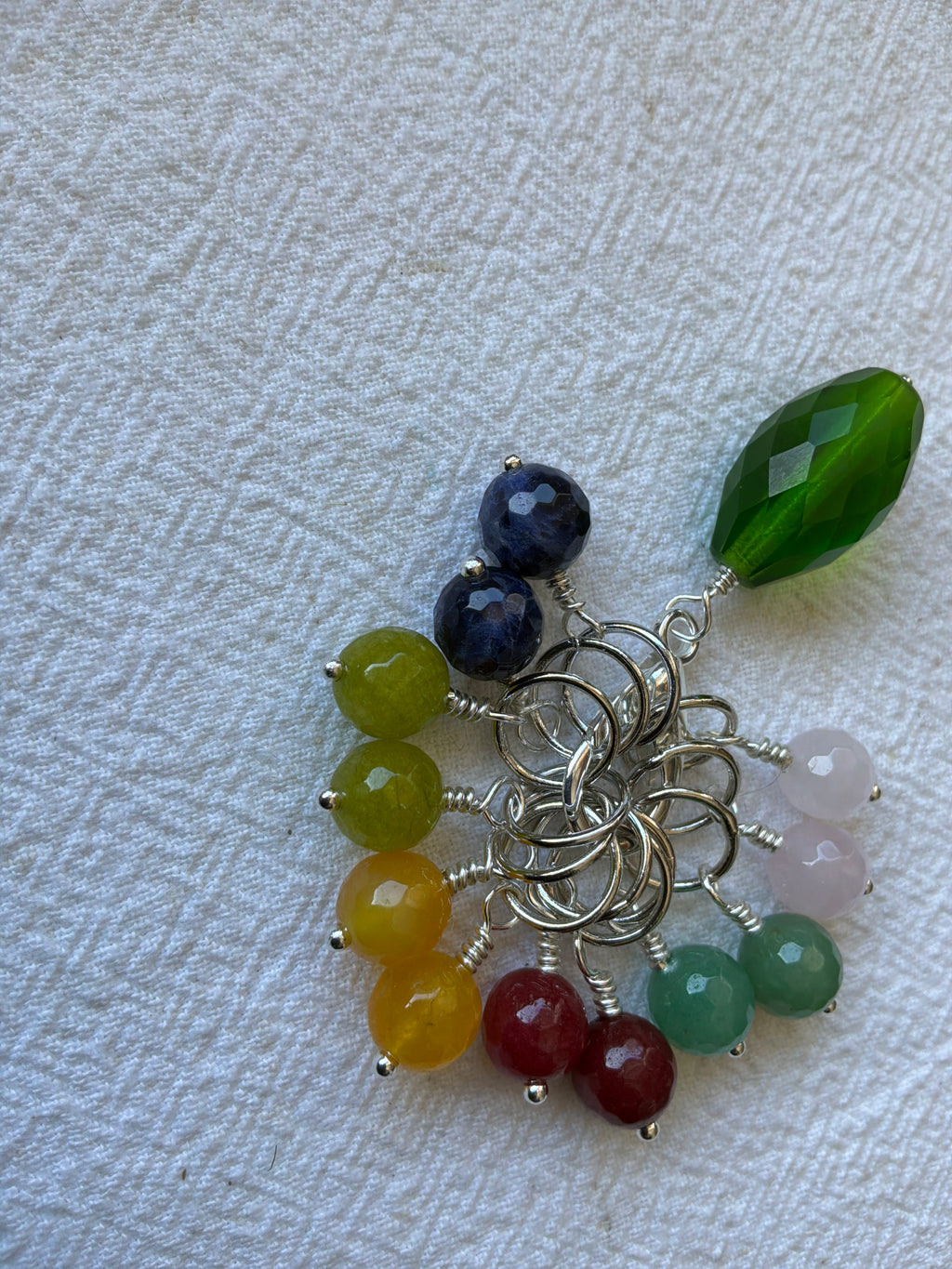 Maskemarkør sæt grøn glas holder, Robin, Peridot, Sodalit, Rosakvarts, Aventurin og Gul jade. Forsølvede markører der passer på op til 7 mm pinde.