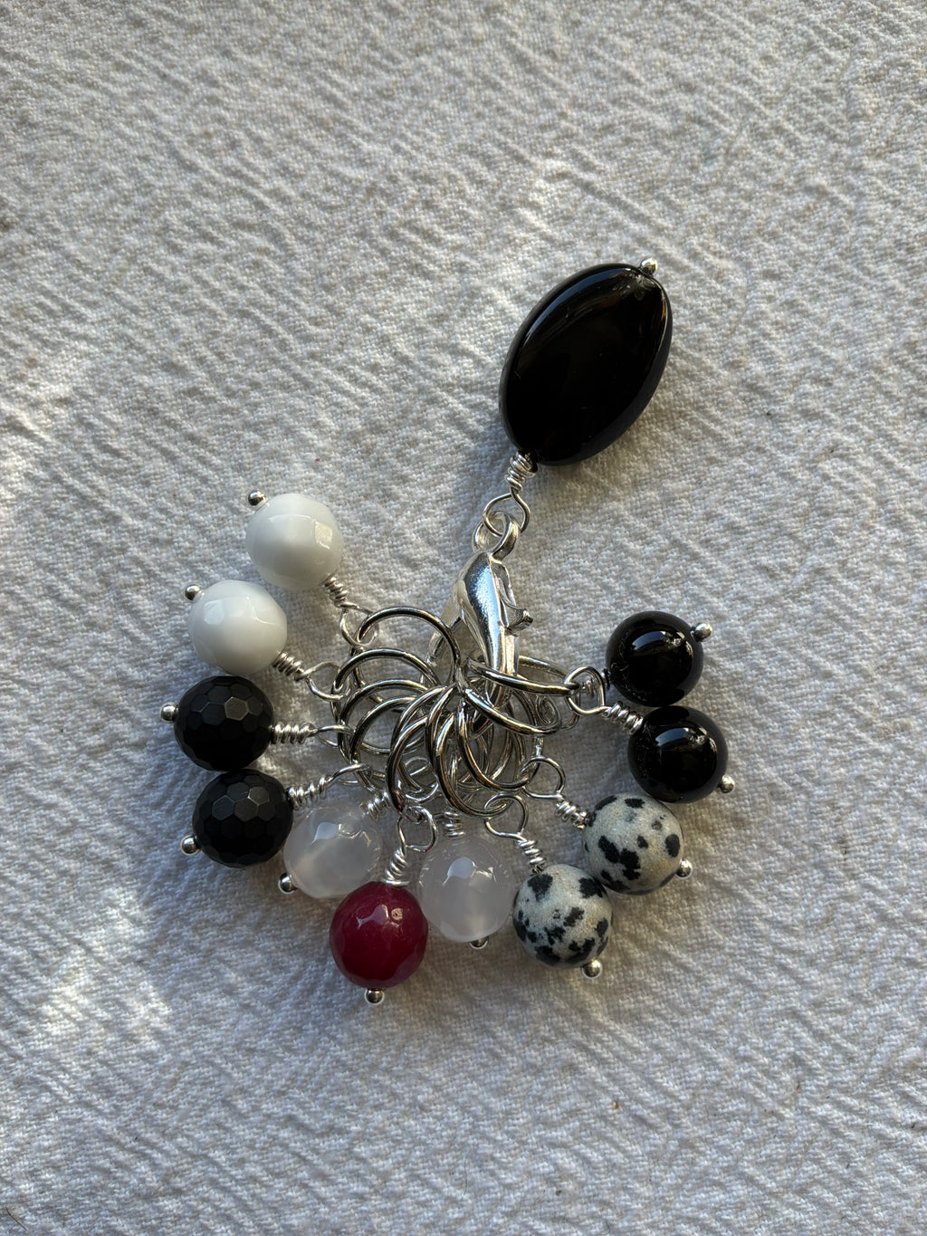 Maskemarkør sæt Onyx oval holder, Onyx, Dalmatiner Jasper, Alabast og Rubin. Forsølvede markører der passer på op til 7 mm pinde.