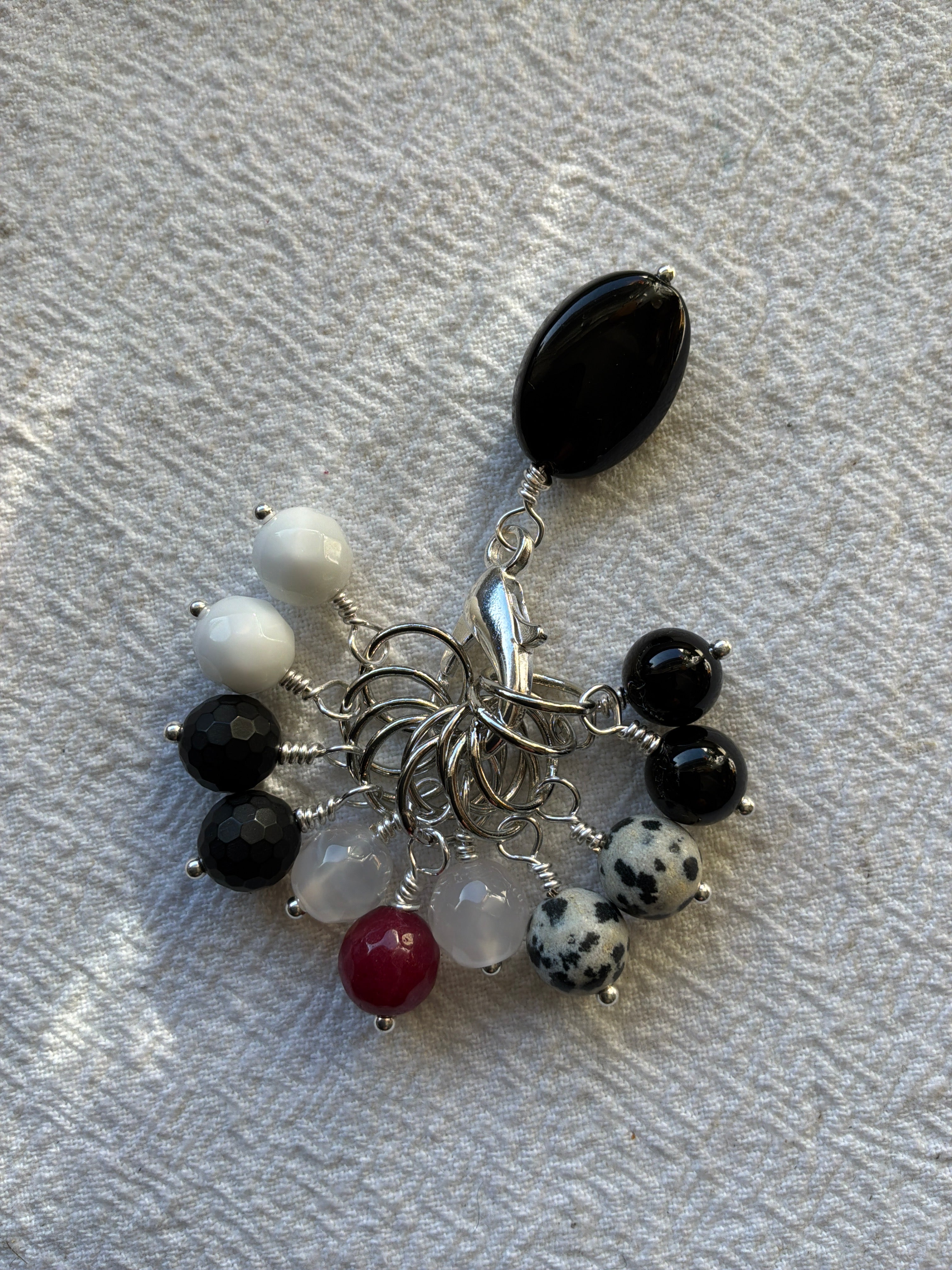 Maskemarkør sæt Onyx oval holder, Onyx, Dalmatiner Jasper, Alabast og Rubin. Forsølvede markører der passer på op til 7 mm pinde.