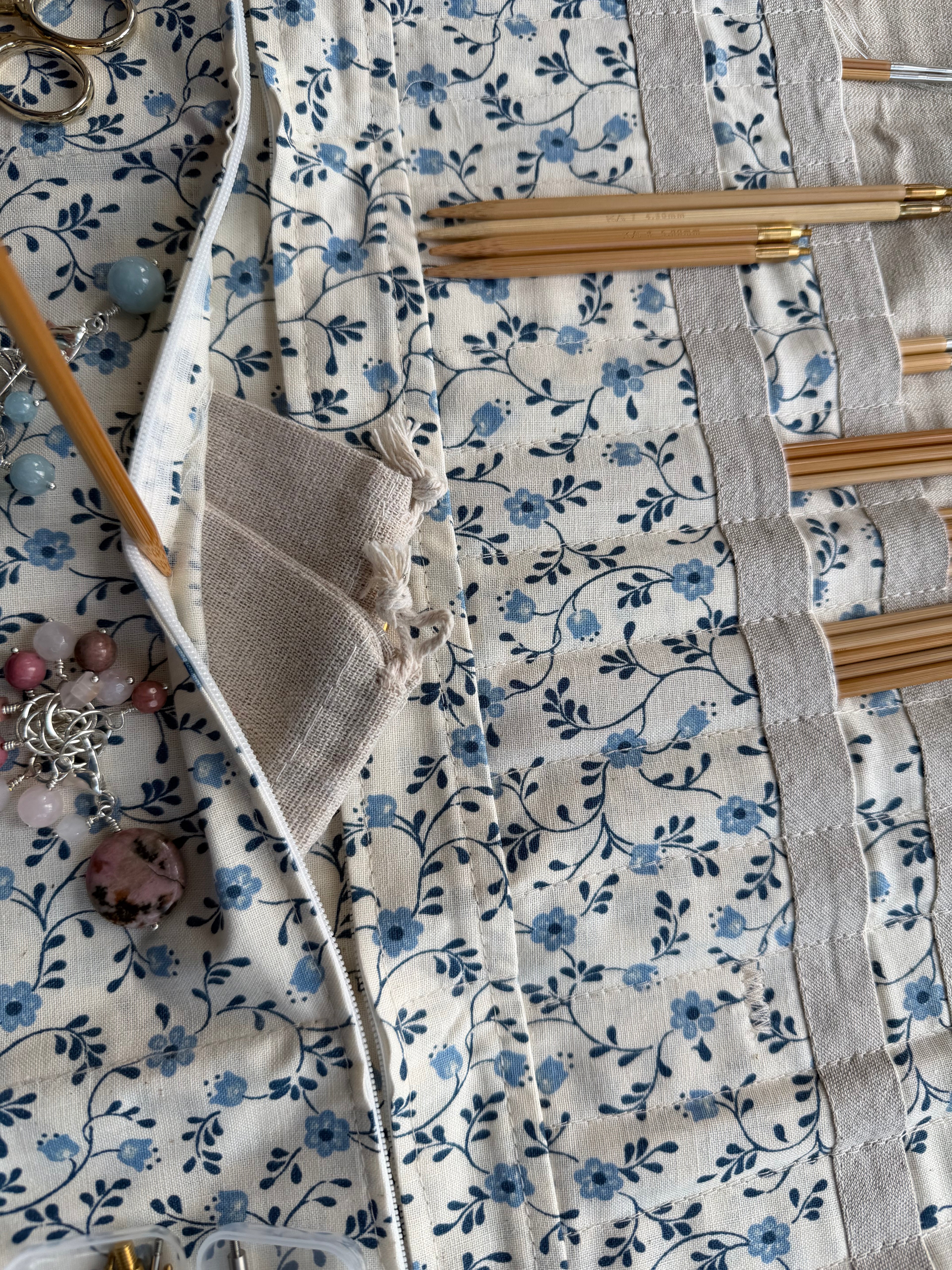 Strikke-Værktøjs-Etui 9. - Sandfarvet og blå blomst