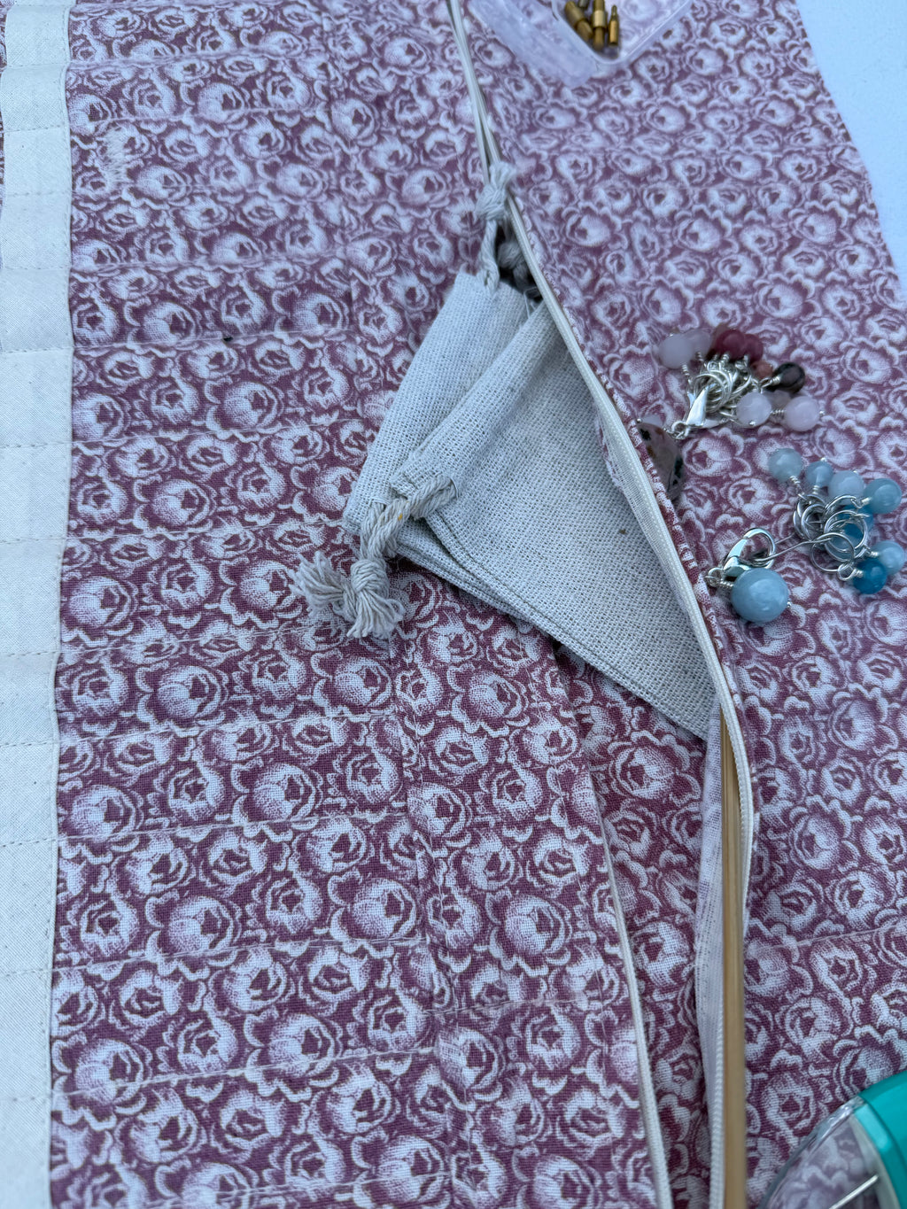 Strikke-Værktøjs-Etui 6. - Blomster lys støvet rosa - Handmade by Nogetfralene