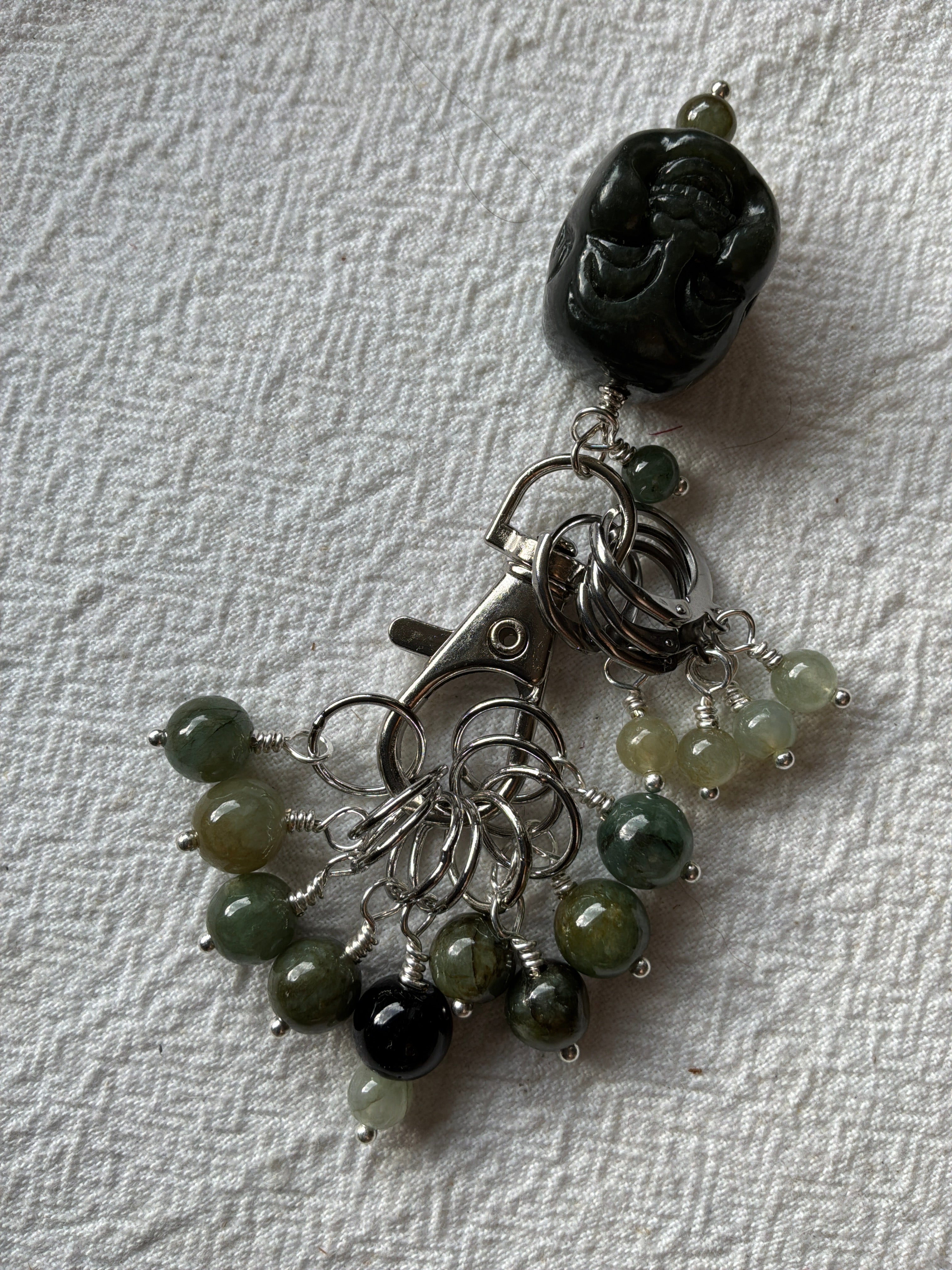 Maskemarkør sæt Jade grøn. Med smiling Buddah hoved vedhæng på markørholderen. Forsølvet op til 7 mm og åbenlukkelige
