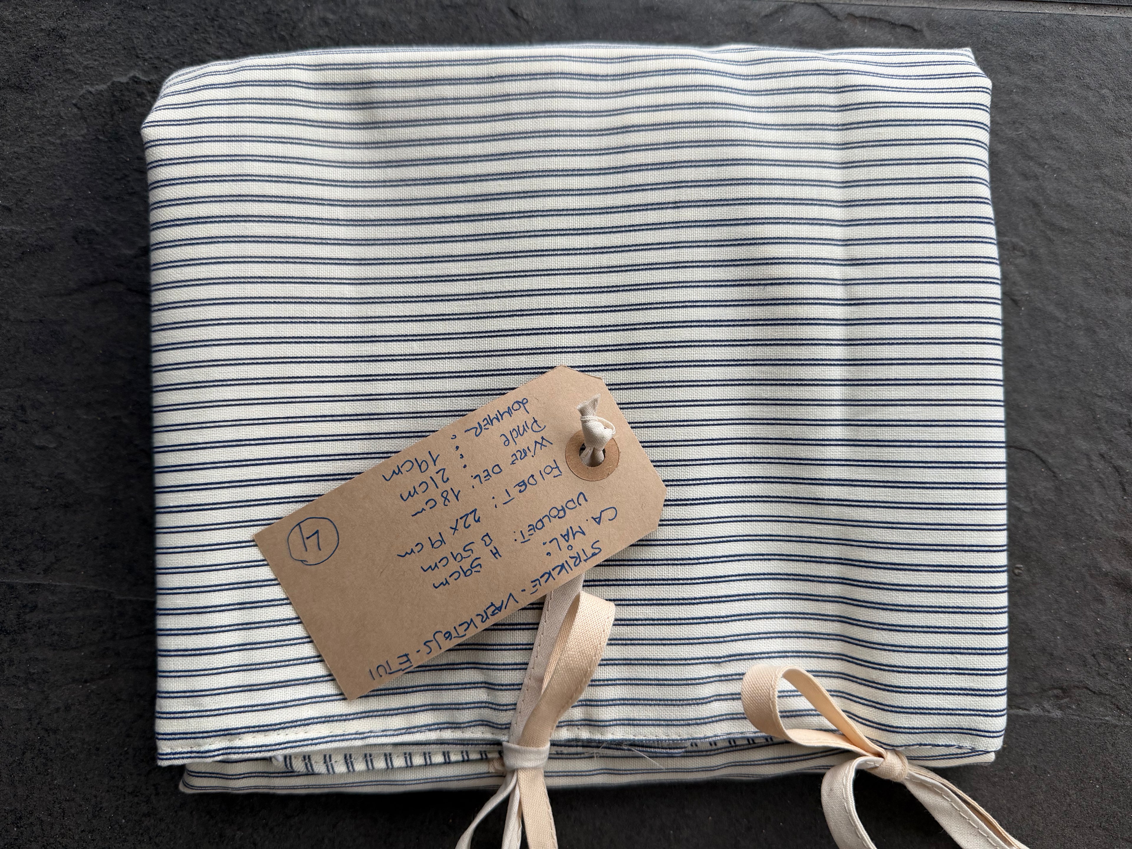 Strikke-Værktøjs-Etui 4. “Mælkedreng” stribet lys beige/blå