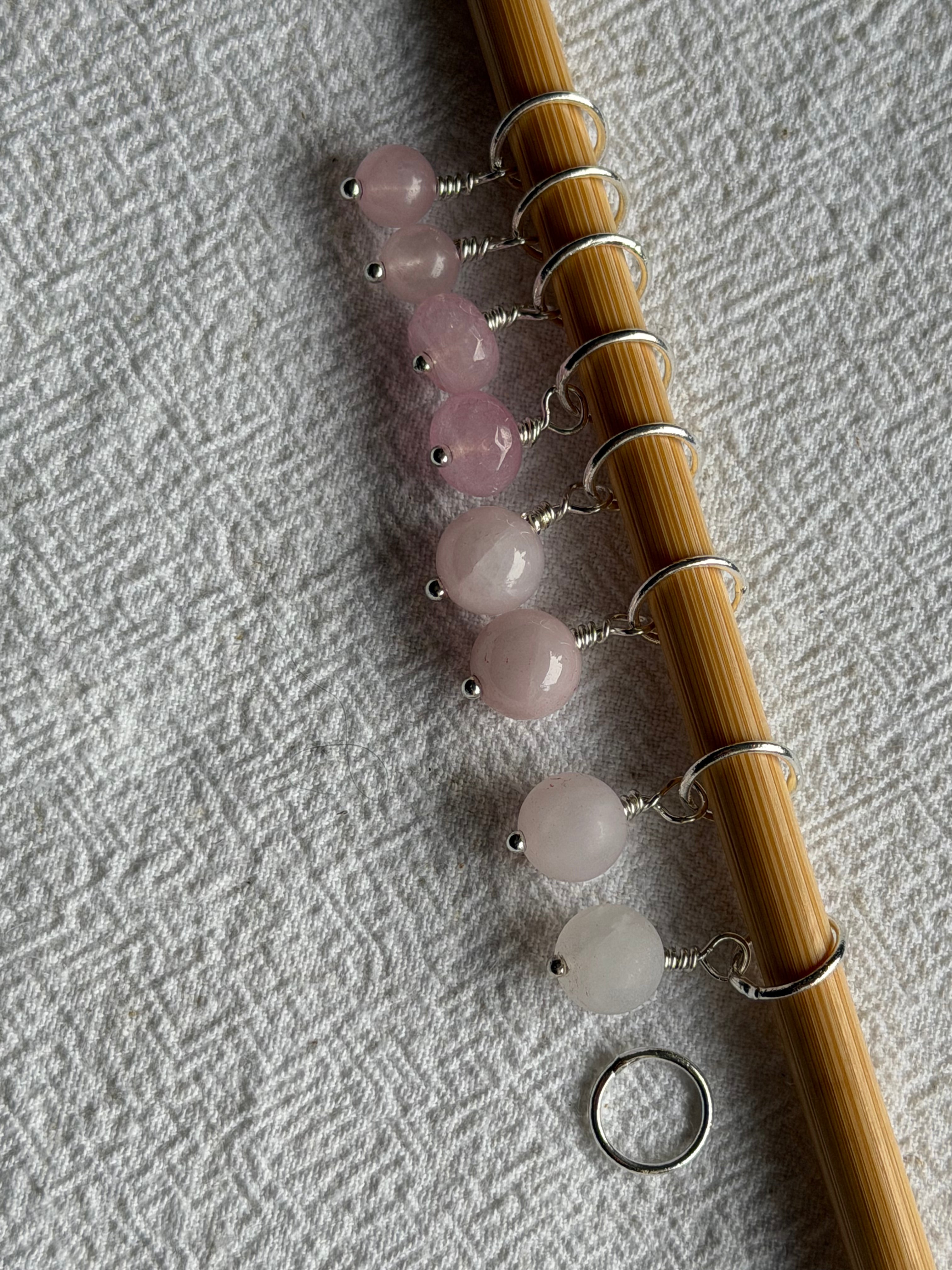 Raglan Markør sæt 12 forsølvet/forgyldt - Med 9 markører - de 8 som på billedet, den 9. Vælger du selv - Du vælger ringestørrelse - Du vælger med holder 229.- / uden holder 199.-