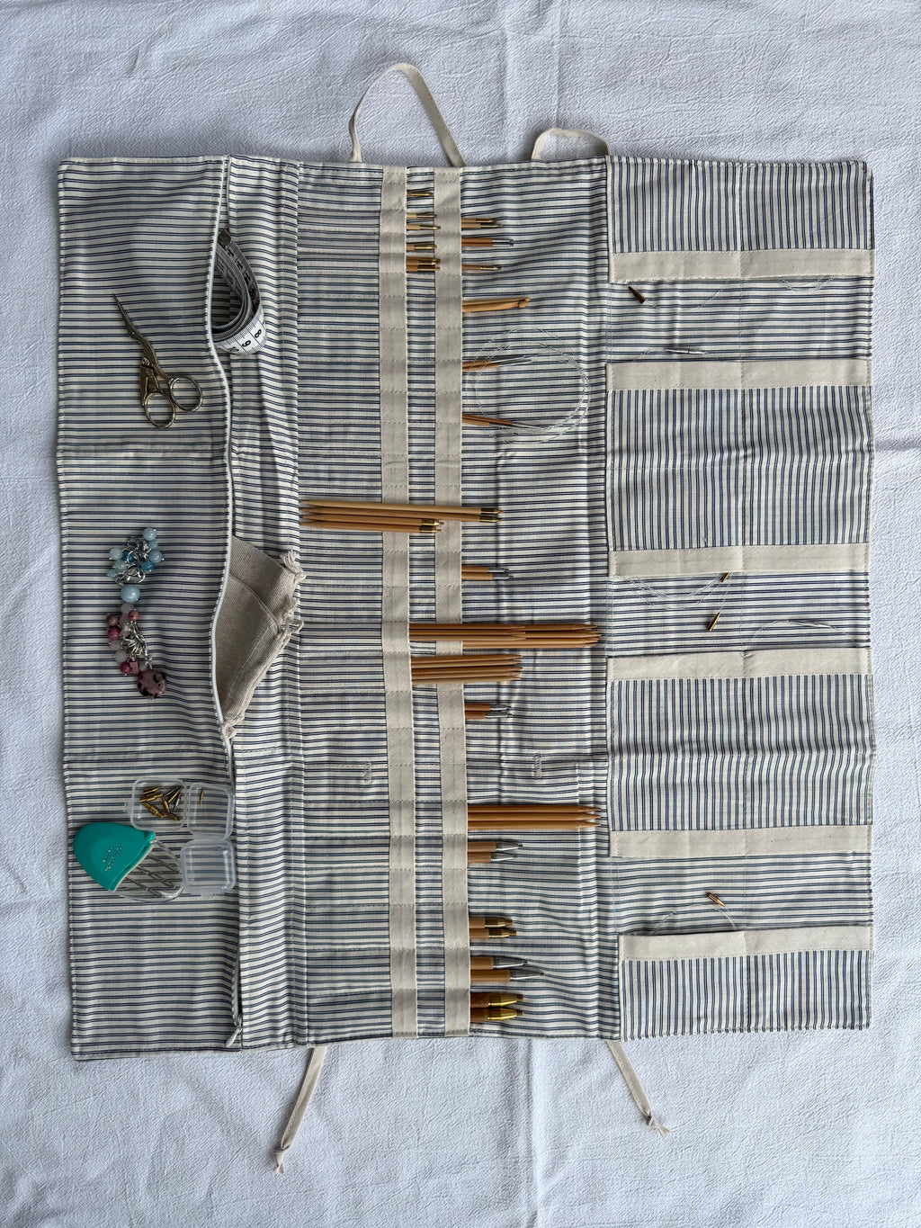 Strikke-Værktøjs-Etui 12. - Handmade by Nogetfralene - Blå “mælkedreng”