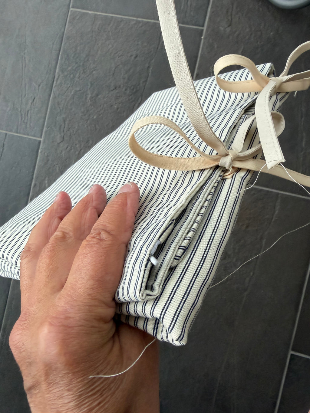 Strikke-Værktøjs-Etui 4. “Mælkedreng” stribet lys beige/blå