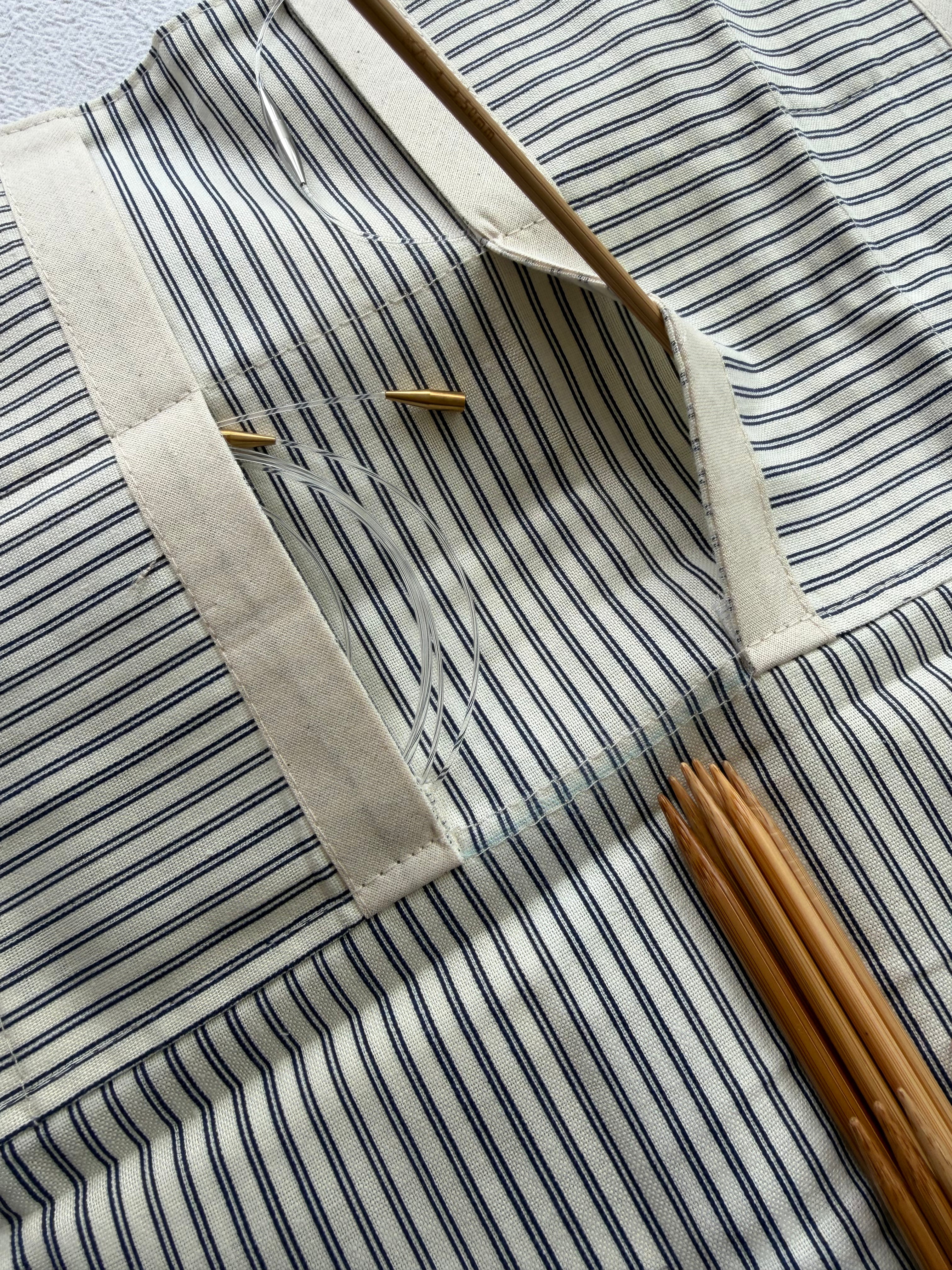 Strikke-Værktøjs-Etui 8. “Mælkedreng” stribet lys beige/blå