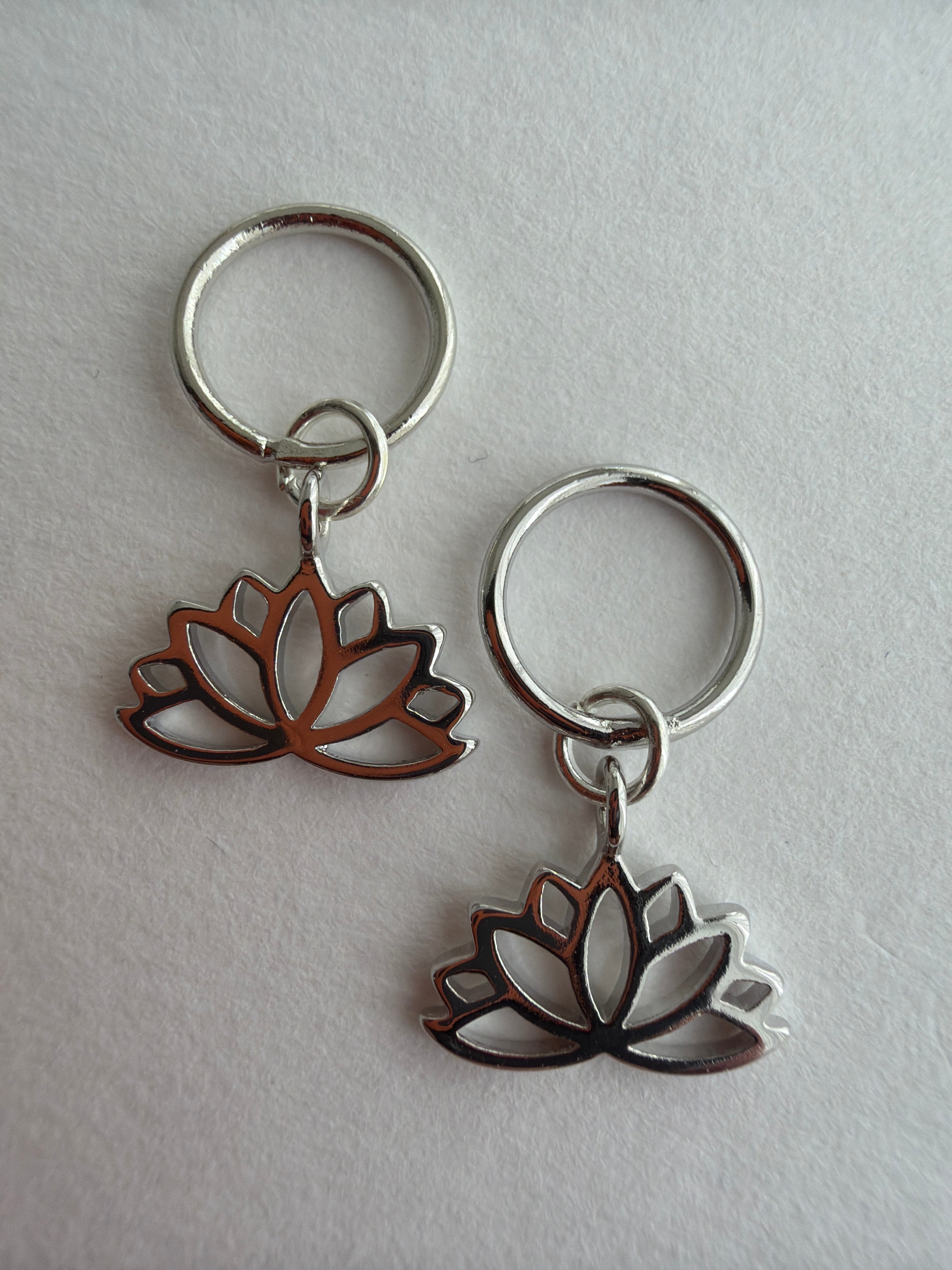 Maskemarkør enkelt Lotus forsølvet10x12mm. Vælg Op til 7mm, 10mm, eller åbenlukkelig