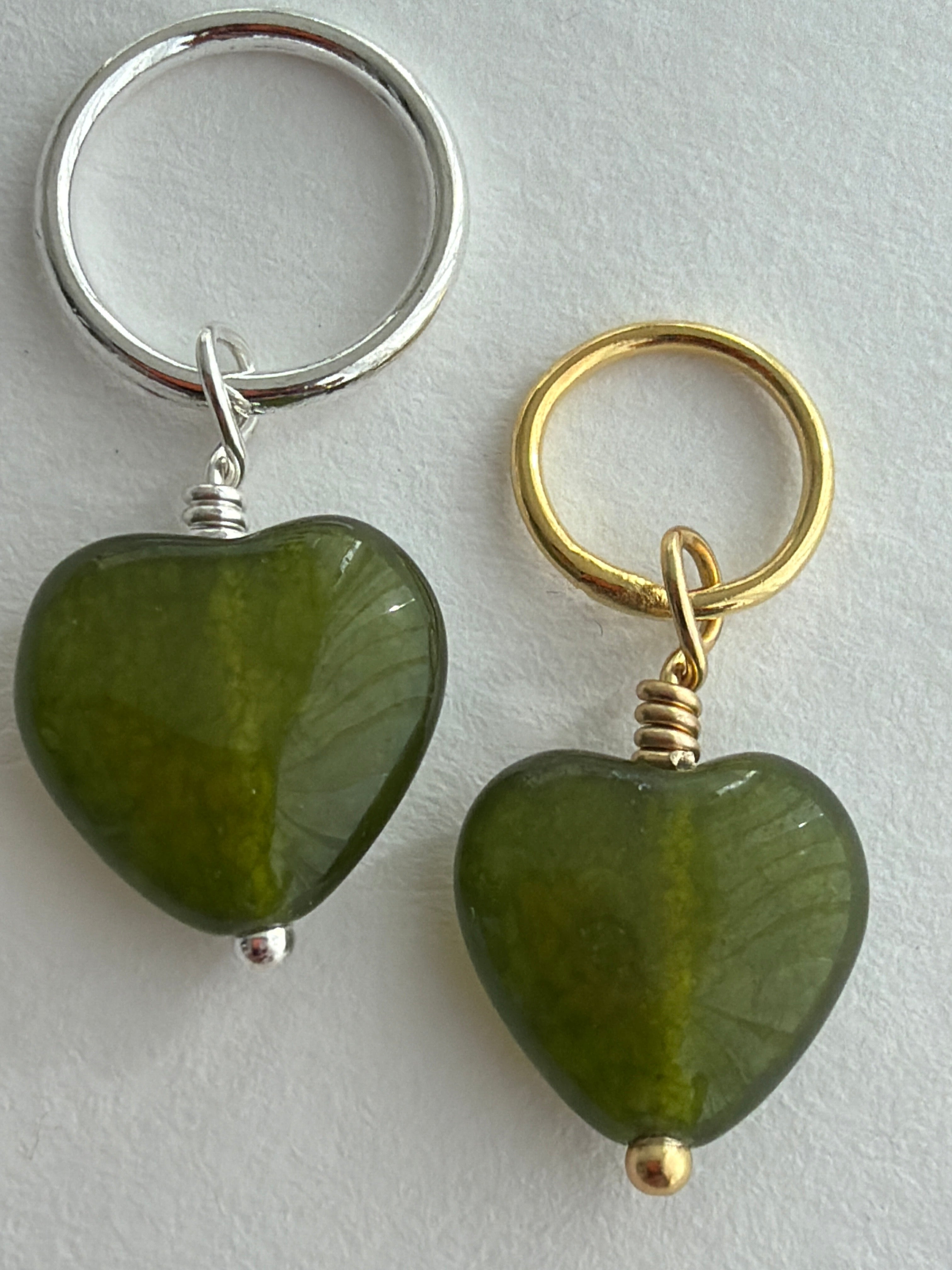 Maskemarkør et enkelt  grønt Peridot hjerte ca 11x11x5 mm. Passer på op til 7 mm eller 10mm pinde