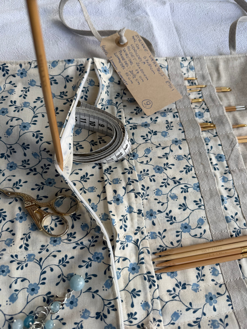 Strikke-Værktøjs-Etui 9. - Sandfarvet og blå blomst