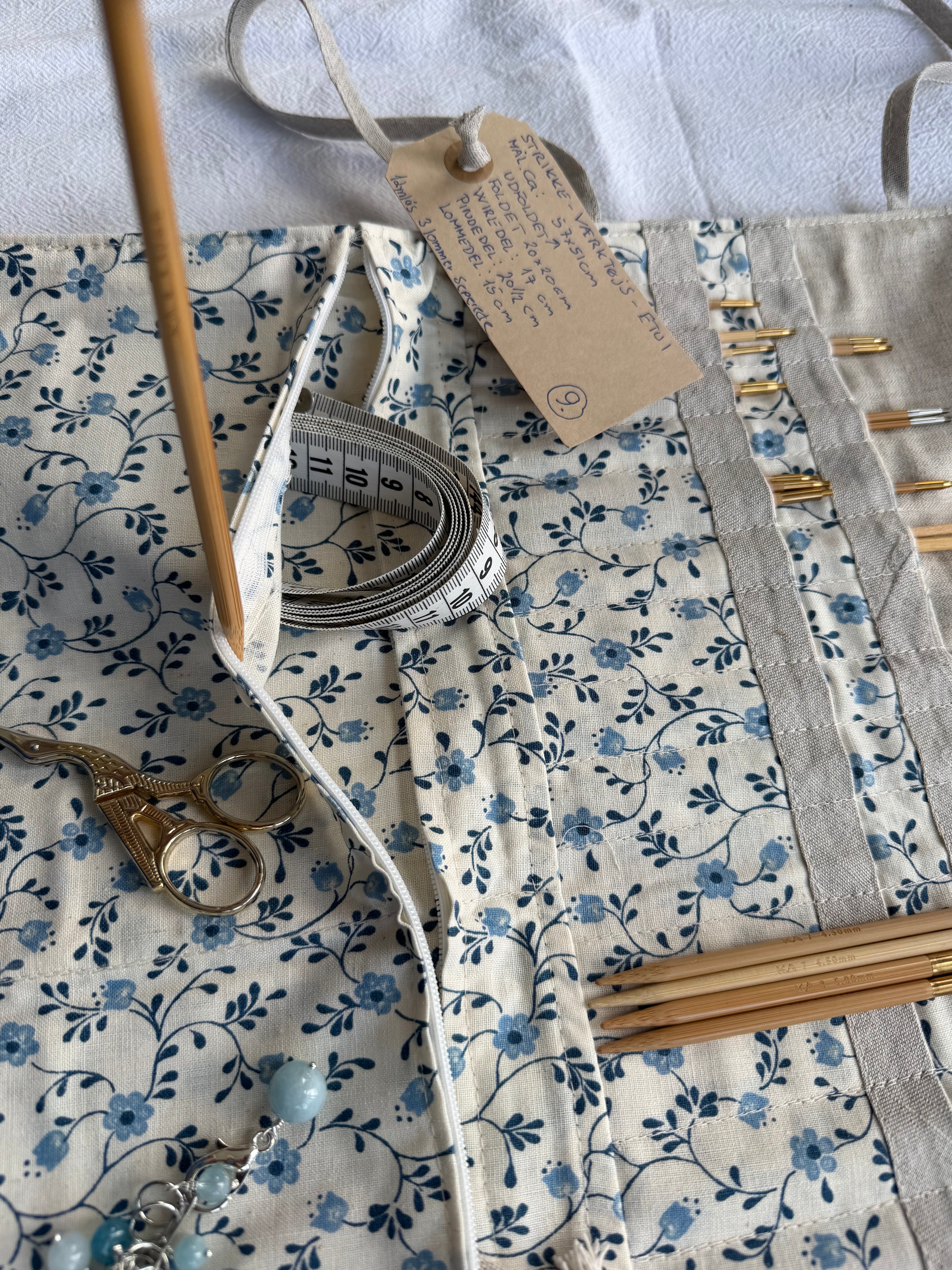 Strikke-Værktøjs-Etui 9. - Sandfarvet og blå blomst
