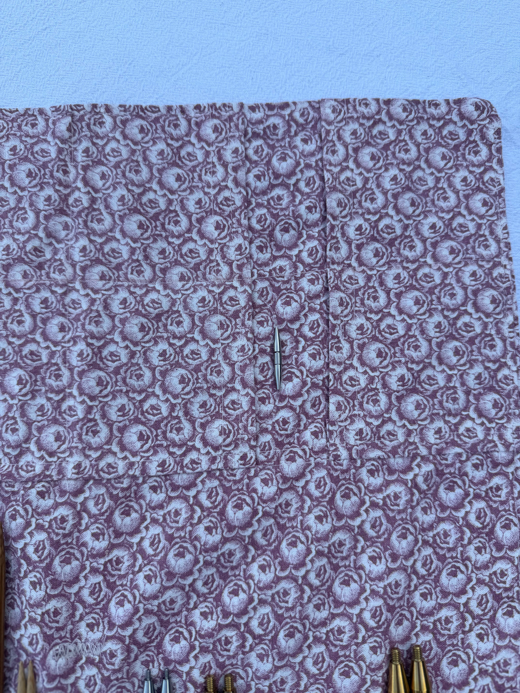 Strikke-Værktøjs-Etui 6. - Blomster lys støvet rosa - Handmade by Nogetfralene