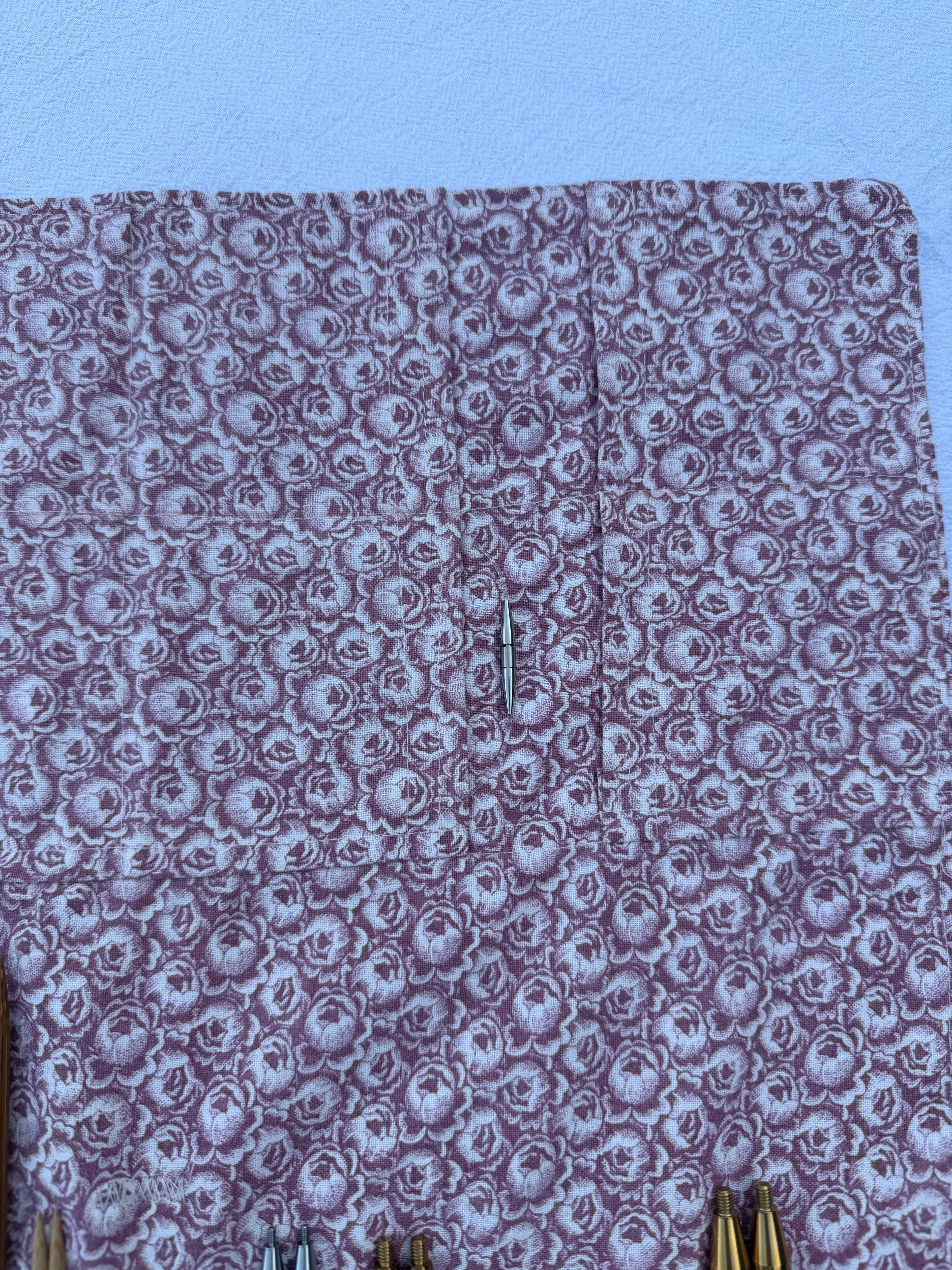 Strikke-Værktøjs-Etui 6. - Blomster lys støvet rosa - Handmade by Nogetfralene