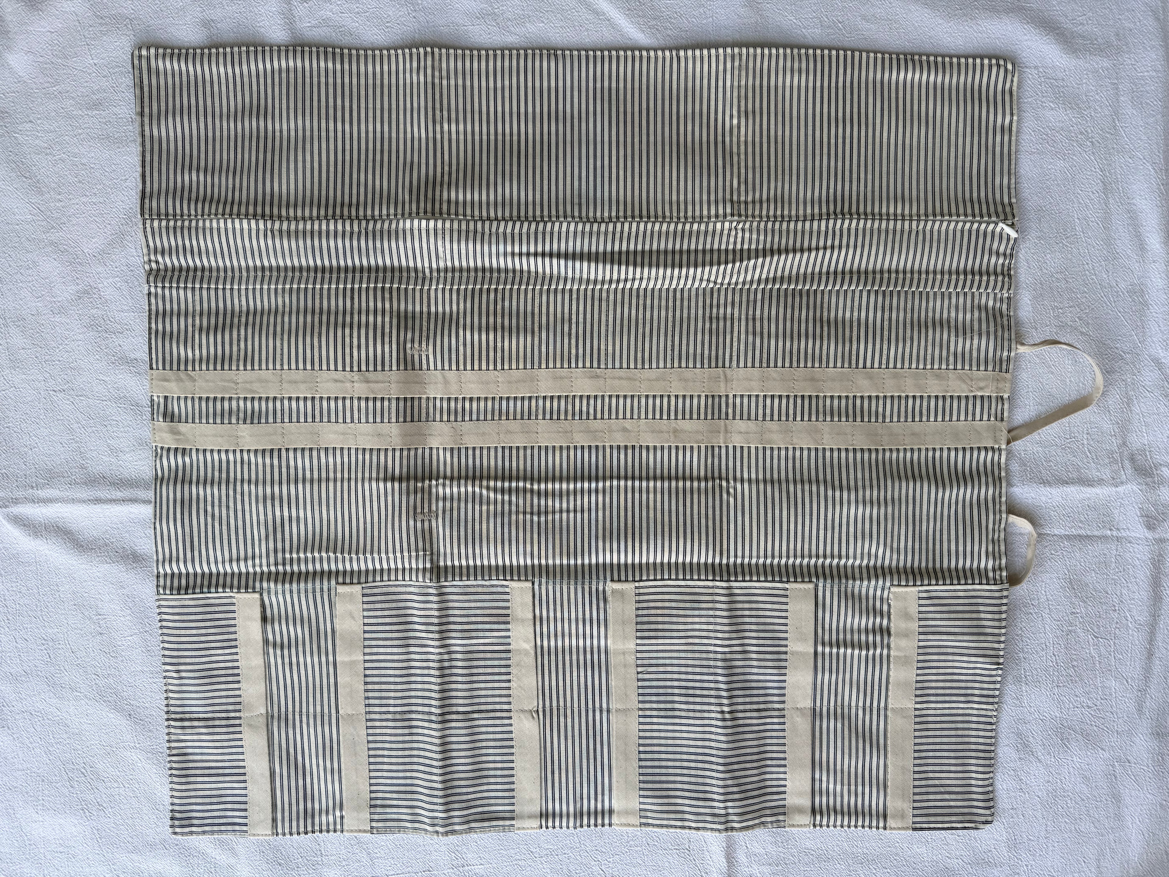 Strikke-Værktøjs-Etui 8. “Mælkedreng” stribet lys beige/blå