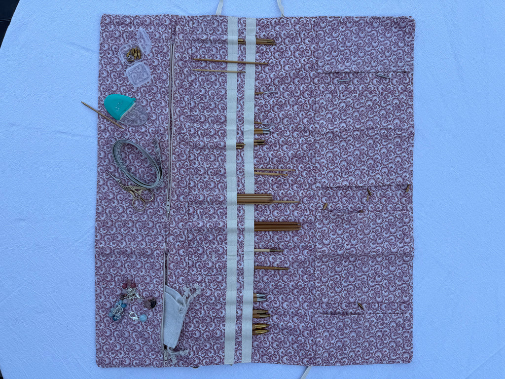 Strikke-Værktøjs-Etui 7. - Blomster lys støvet rosa - Handmade by Nogetfralene