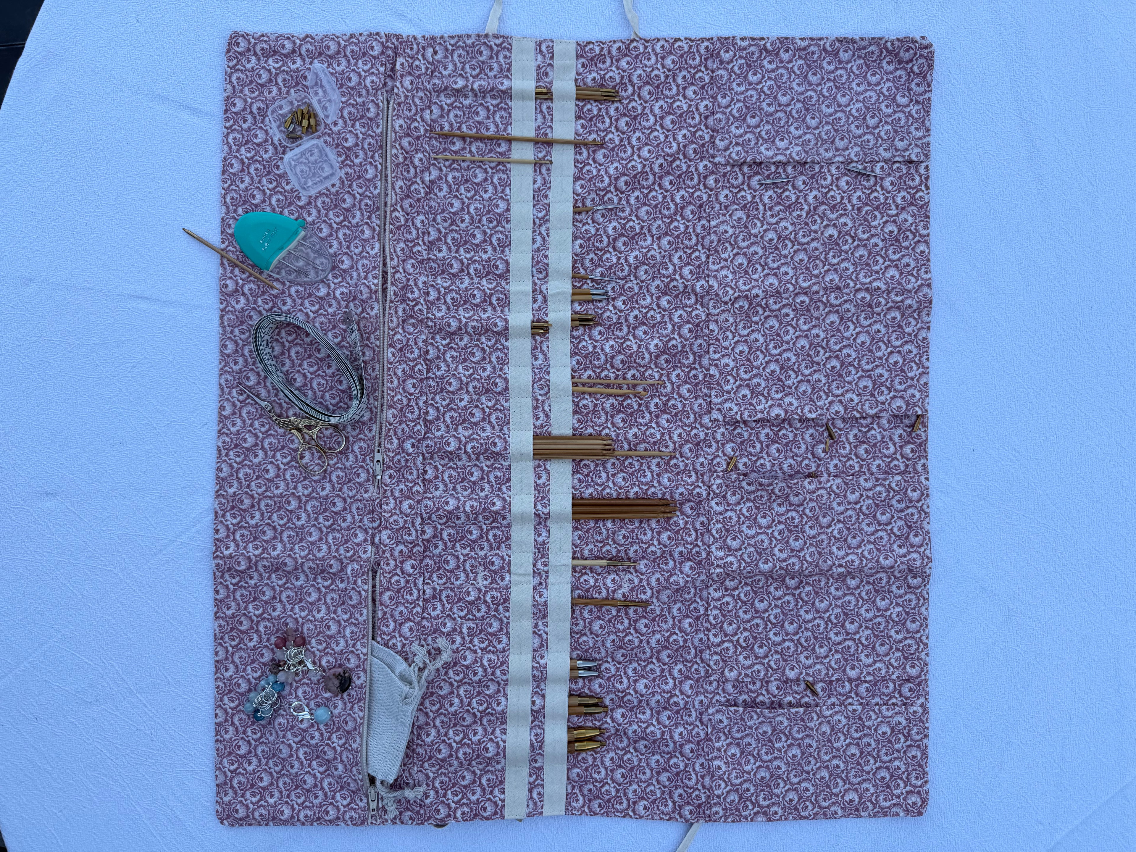 Strikke-Værktøjs-Etui 7. - Blomster lys støvet rosa - Handmade by Nogetfralene