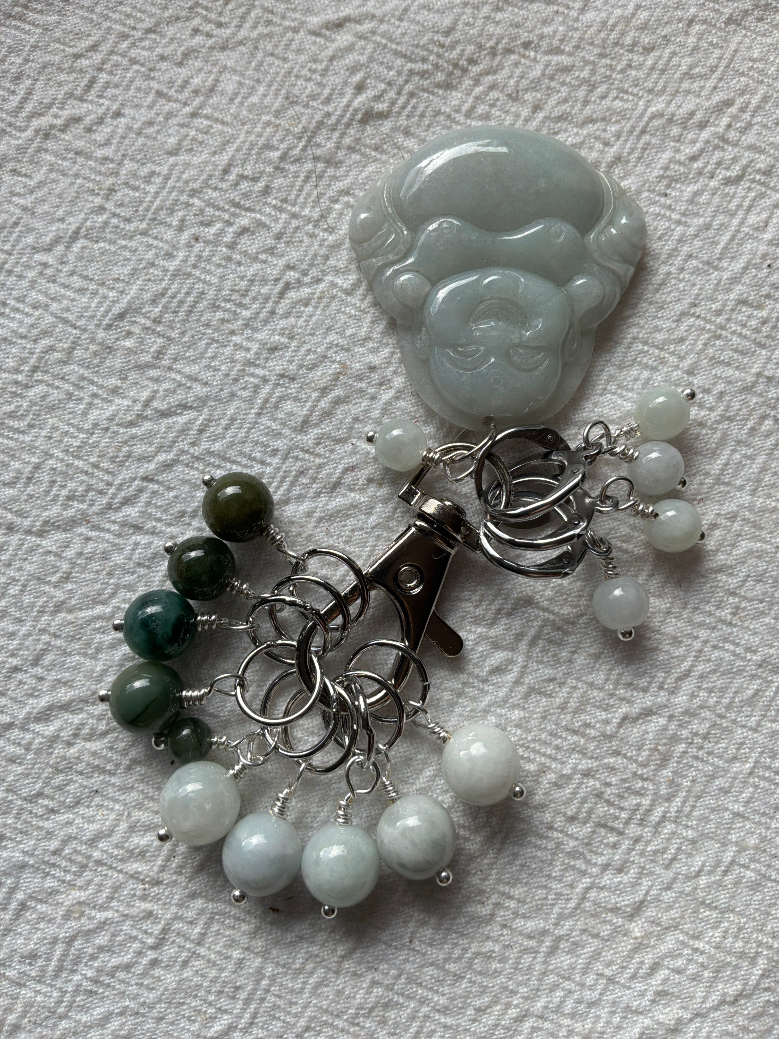 Maskemarkør sæt Jade grøn lys og mørk.Med smiling Buddah vedhæng på markørholderen. Forsølvet op til 7 mm og åbenlukkelige