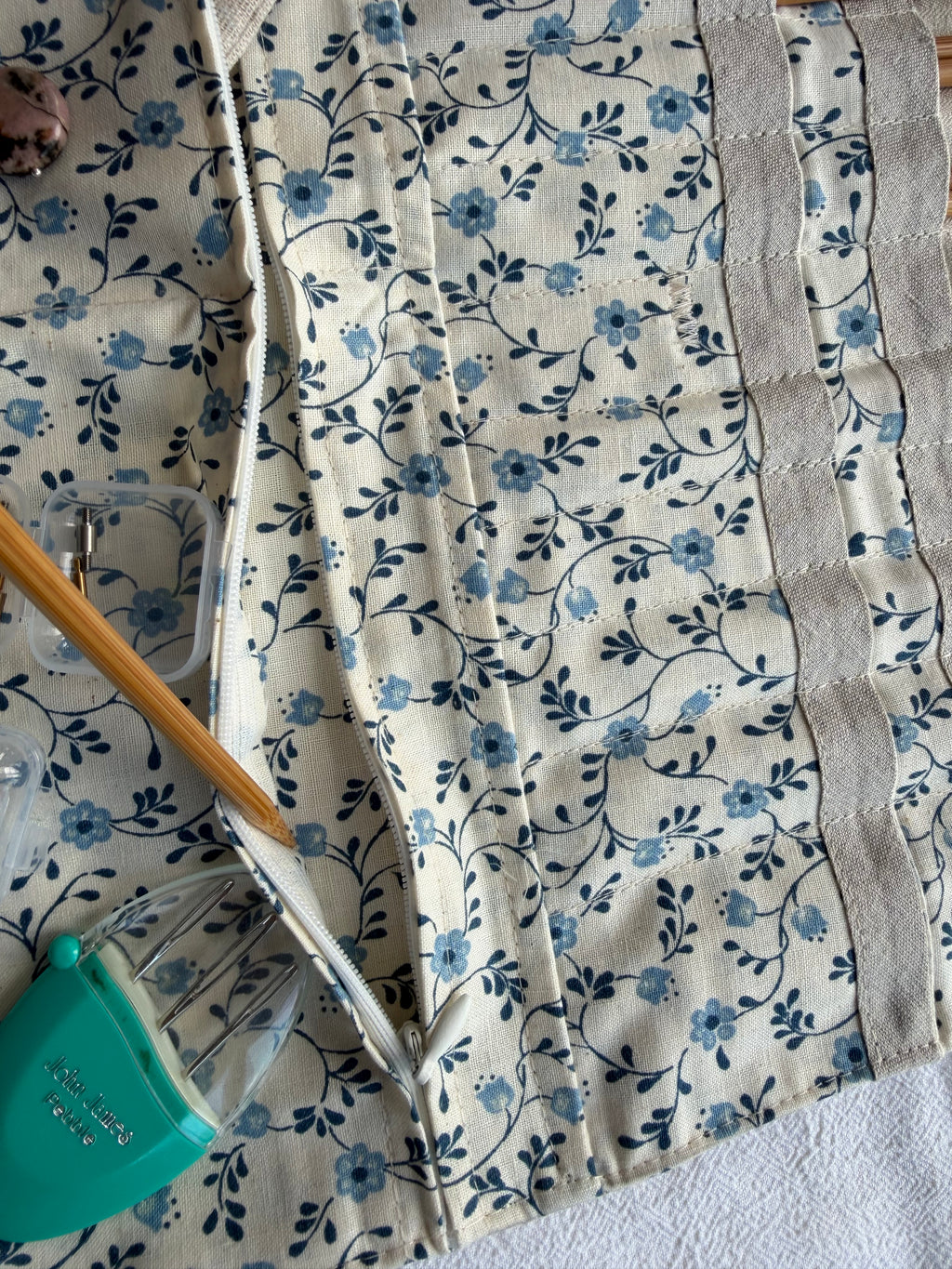Strikke-Værktøjs-Etui 9. - Sandfarvet og blå blomst