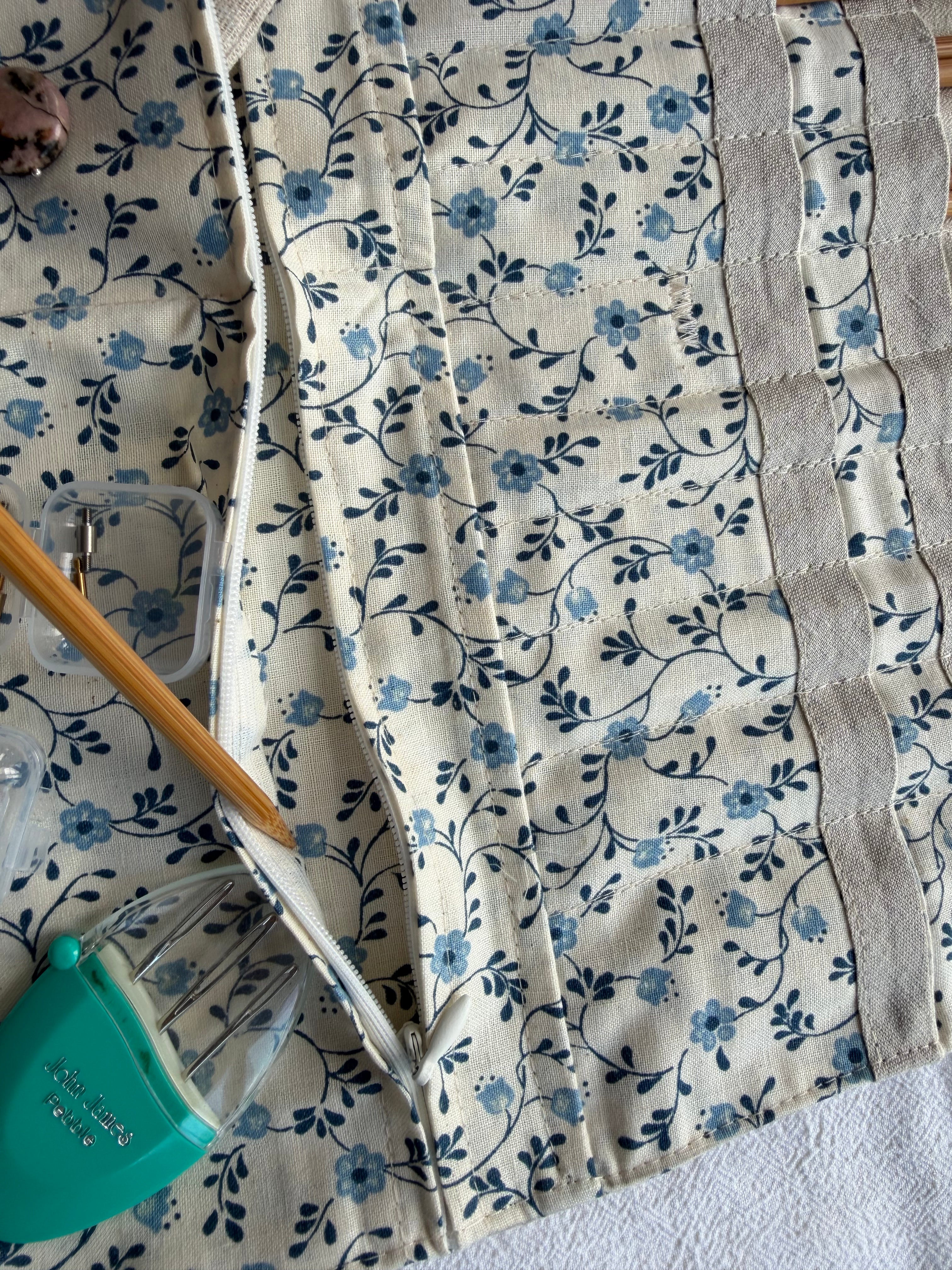 Strikke-Værktøjs-Etui 9. - Sandfarvet og blå blomst