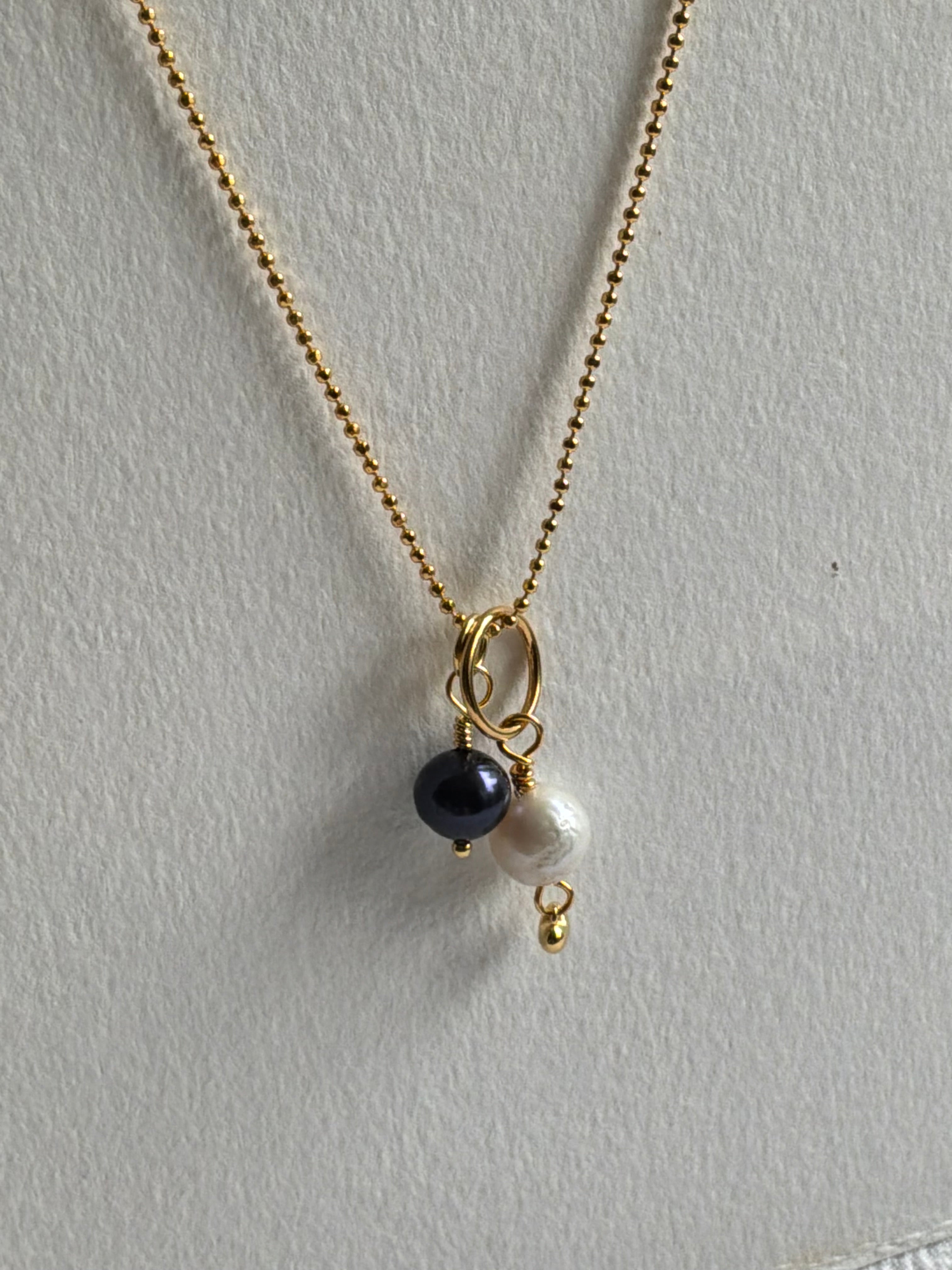 Sterling Sølv Forgyldt Halskæde UNIKA med Akoya Perler sort og hvid med et lille hjerte vedhæng vedhæng. Med sterlingsølv forgyldt kæde 80 cm