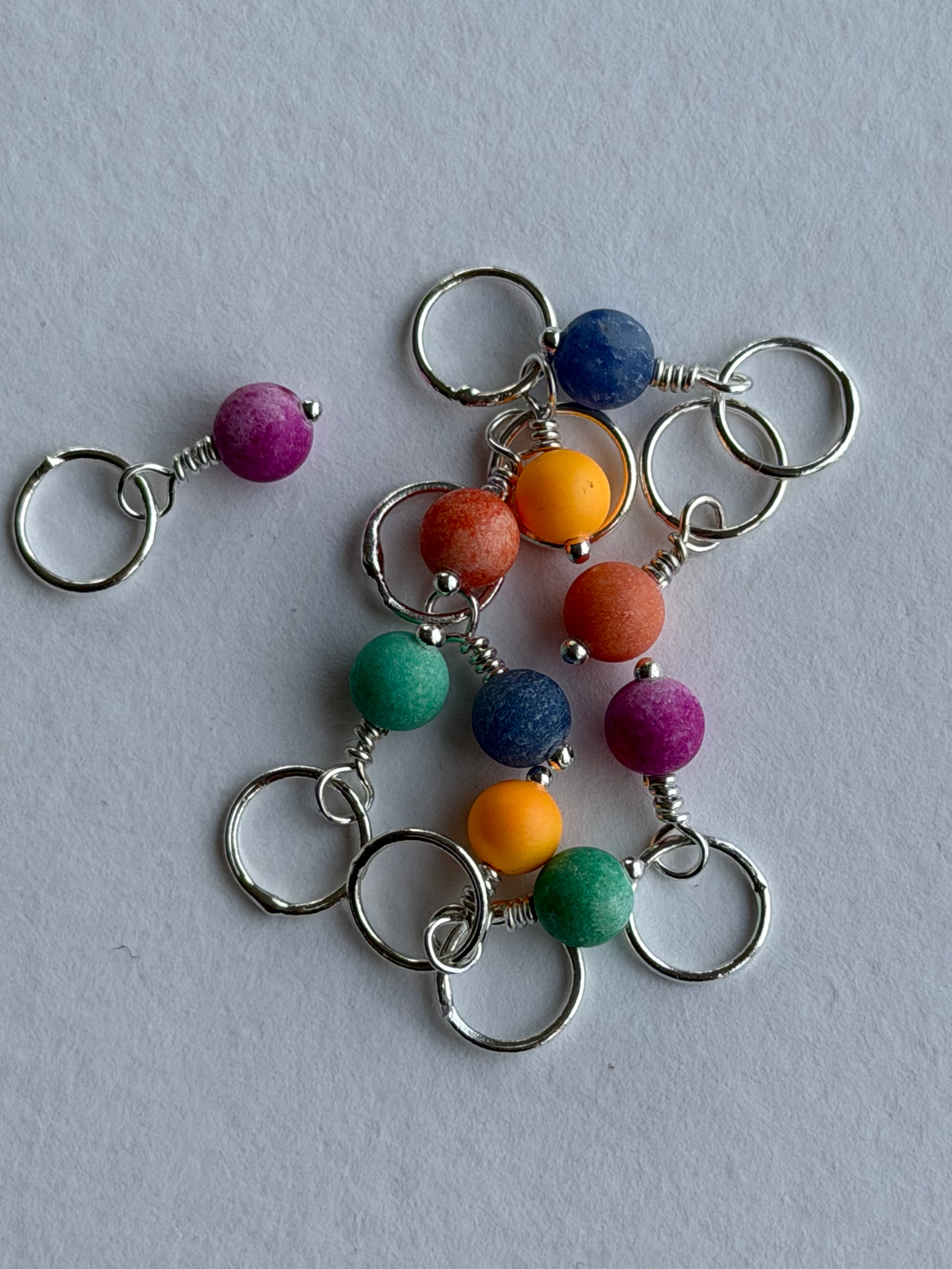 10 Maskemarkører 6mm sten forsølvet - farvet alabast perler - Passer på op til 7mm pinde