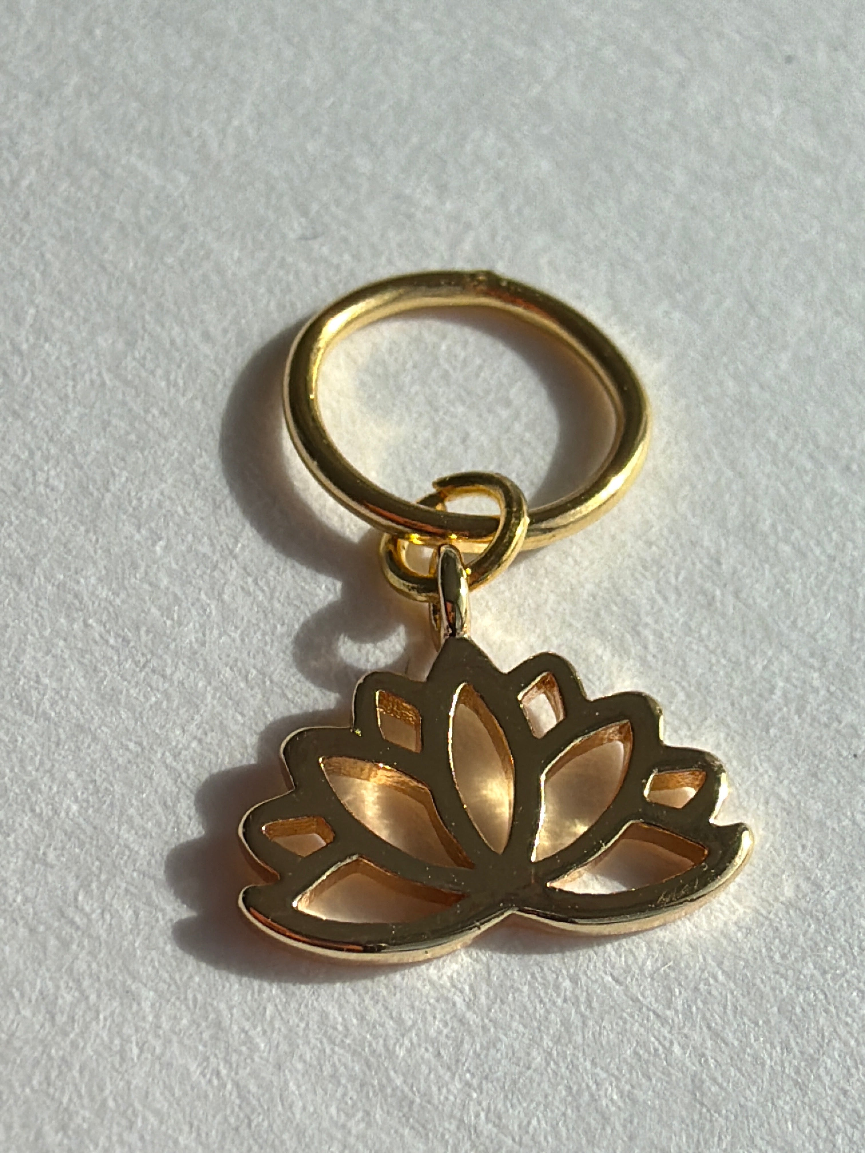 Maskemarkør enkelt Lotus forgyldt 10x12 mm. Passer på op til 7mm pinde