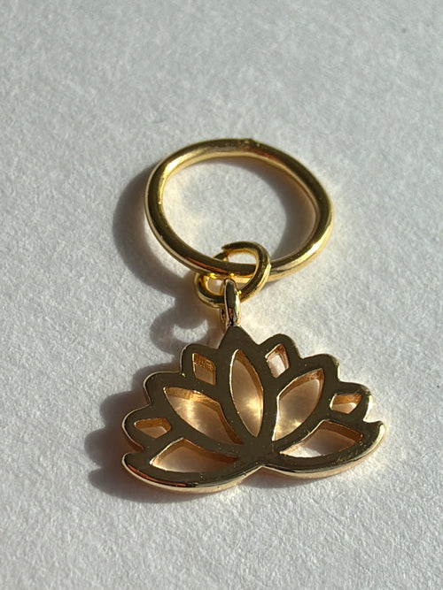 Maskemarkør enkelt Lotus forgyldt 10x12 mm. Passer på op til 7mm pinde