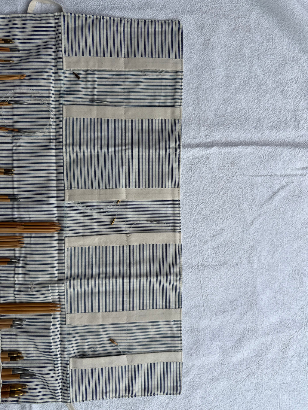 Strikke-Værktøjs-Etui 8. “Mælkedreng” stribet lys beige/blå