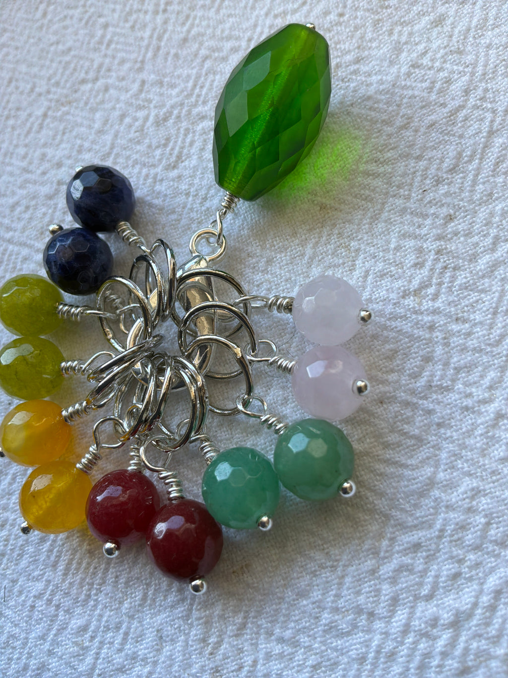 Maskemarkør sæt grøn glas holder, Robin, Peridot, Sodalit, Rosakvarts, Aventurin og Gul jade. Forsølvede markører der passer på op til 7 mm pinde.