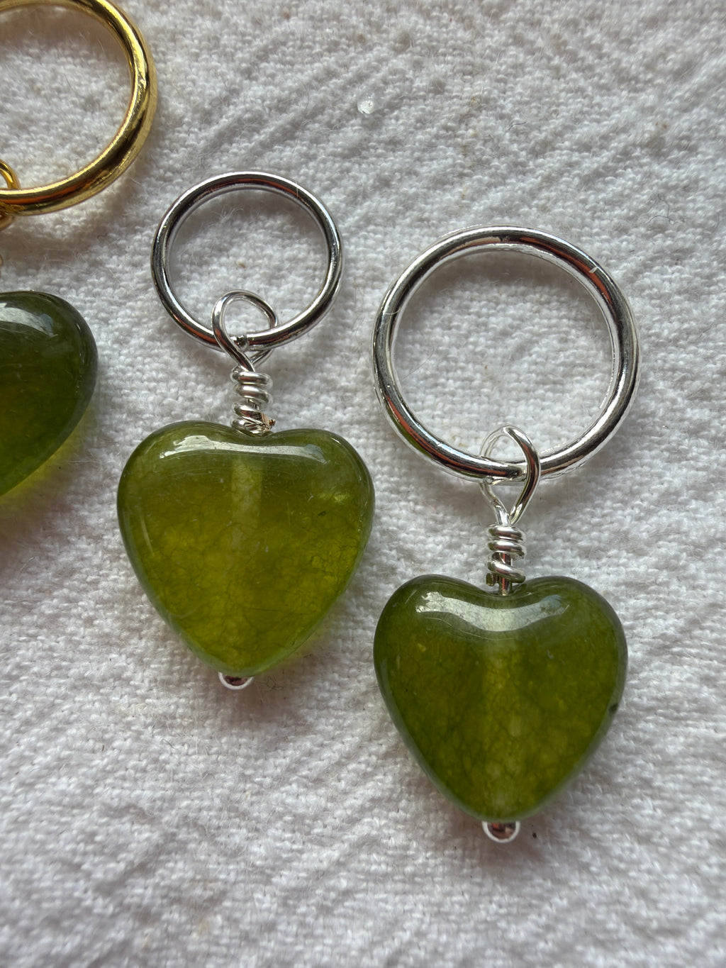 Maskemarkør et enkelt  grønt Peridot hjerte ca 11x11x5 mm. Passer på op til 7 mm eller 10mm pinde
