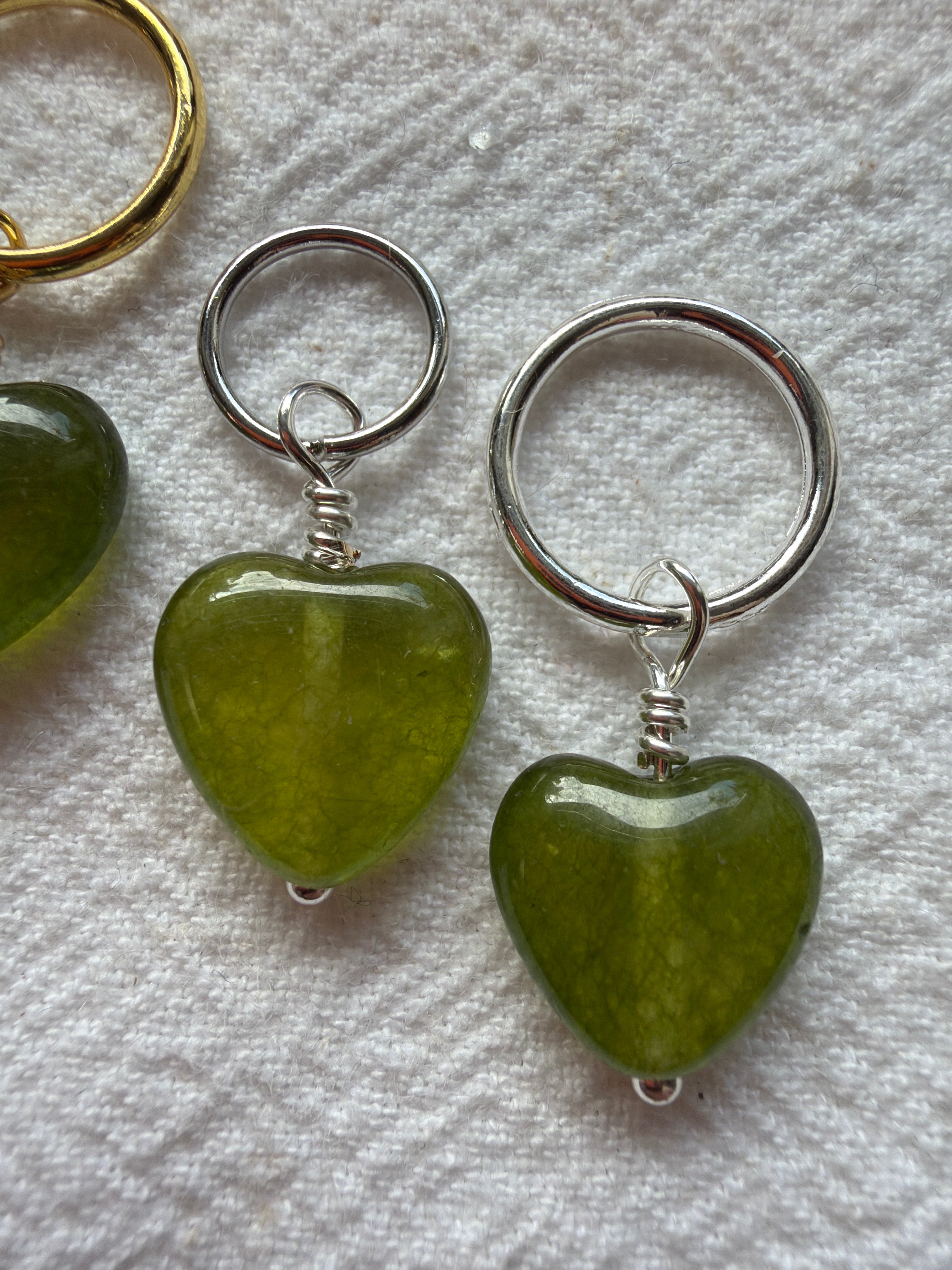 Maskemarkør et enkelt  grønt Peridot hjerte ca 11x11x5 mm. Passer på op til 7 mm eller 10mm pinde