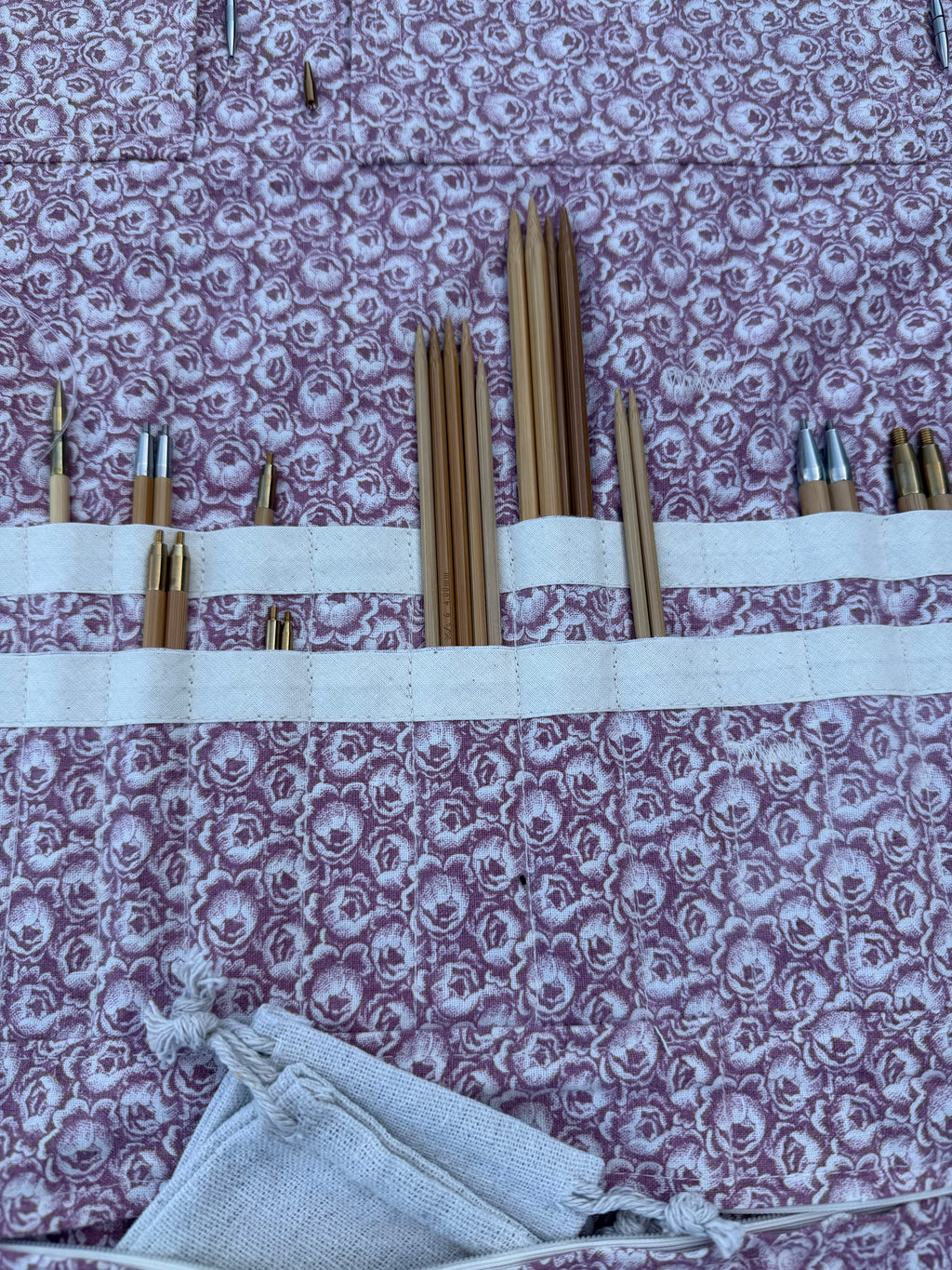 Strikke-Værktøjs-Etui 6. - Blomster lys støvet rosa - Handmade by Nogetfralene