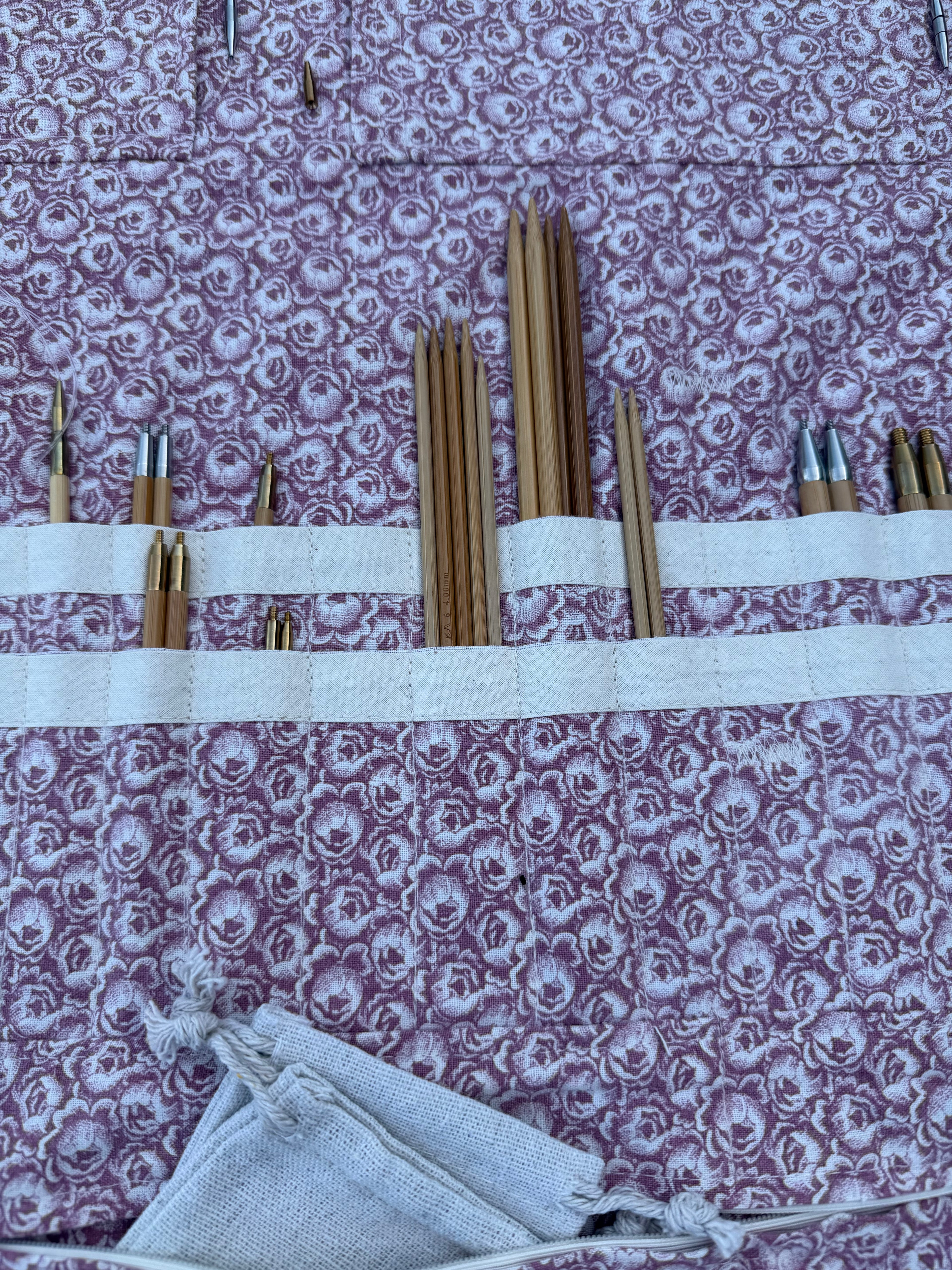 Strikke-Værktøjs-Etui 6. - Blomster lys støvet rosa - Handmade by Nogetfralene
