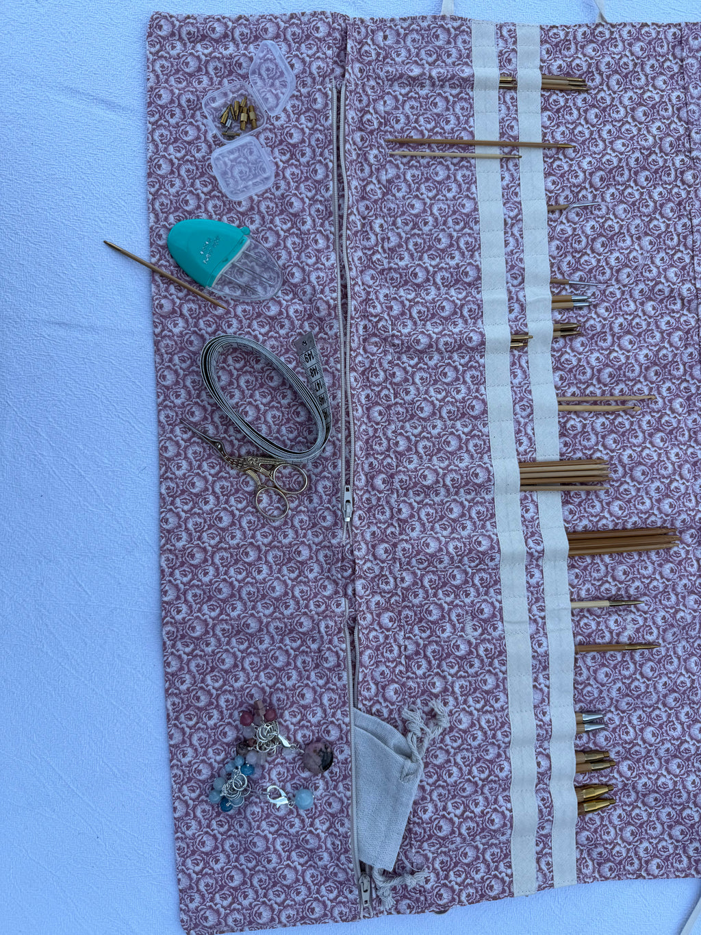 Strikke-Værktøjs-Etui 7. - Blomster lys støvet rosa - Handmade by Nogetfralene