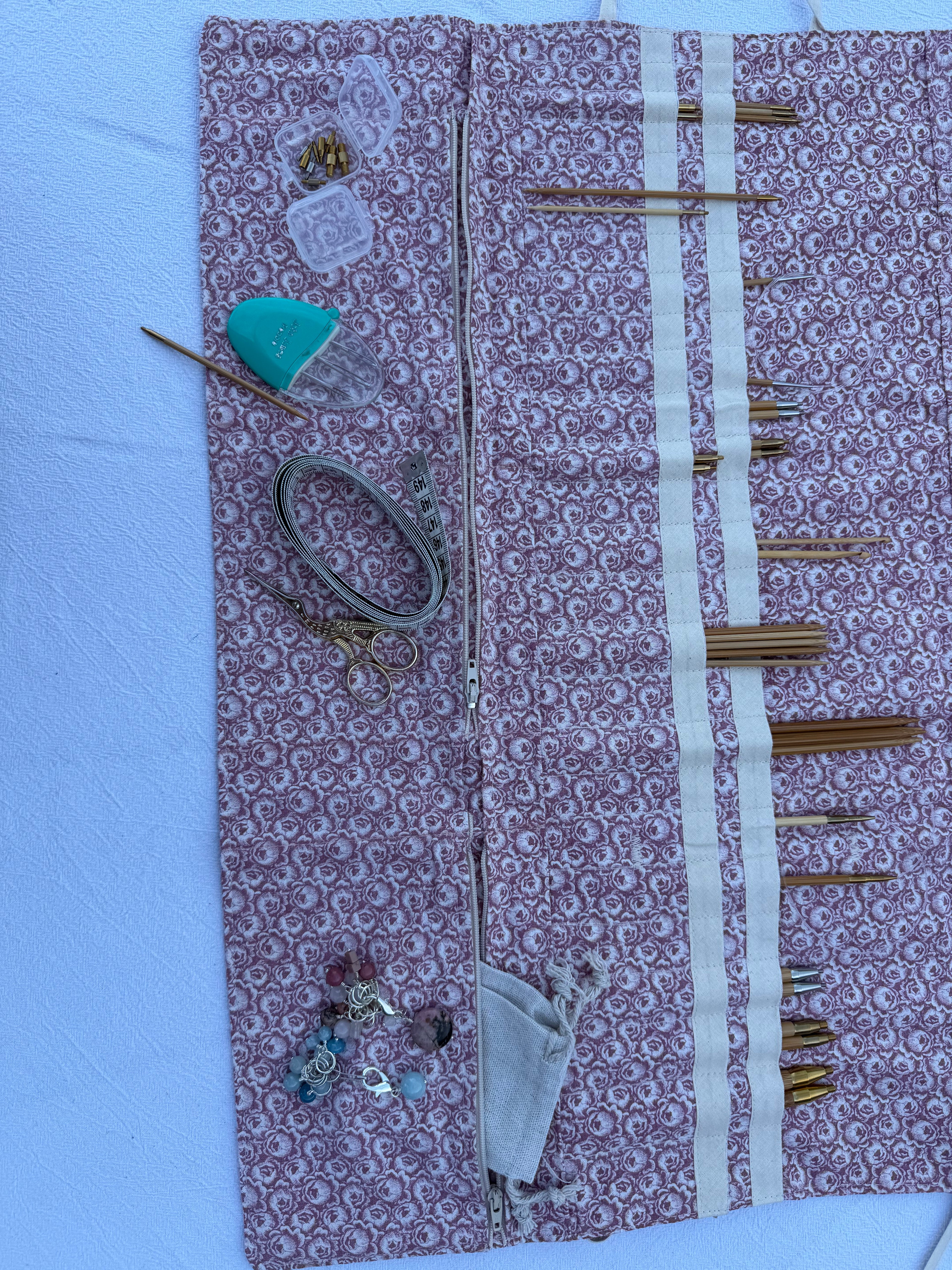 Strikke-Værktøjs-Etui 7. - Blomster lys støvet rosa - Handmade by Nogetfralene