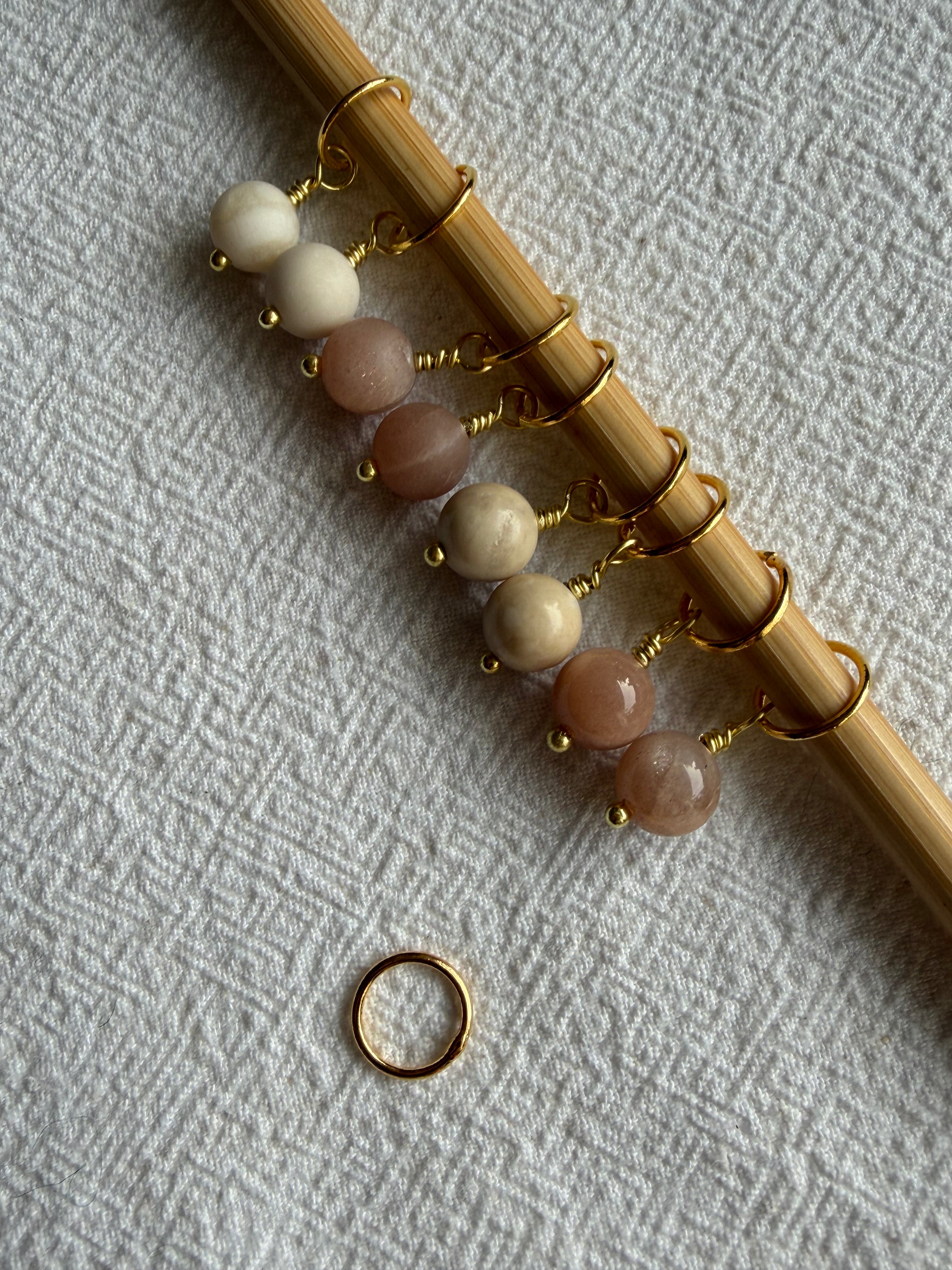 Raglan Markør sæt 2 forsølvet/forgyldt - Med 9 markører - de 8 som på billedet, den 9. Vælger du selv - Du vælger ringestørrelse - Du vælger med holder 229.- / uden holder 199.-