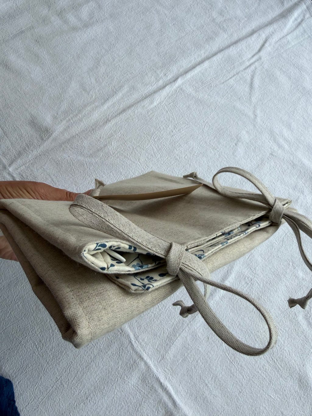 Strikke-Værktøjs-Etui 9. - Sandfarvet og blå blomst