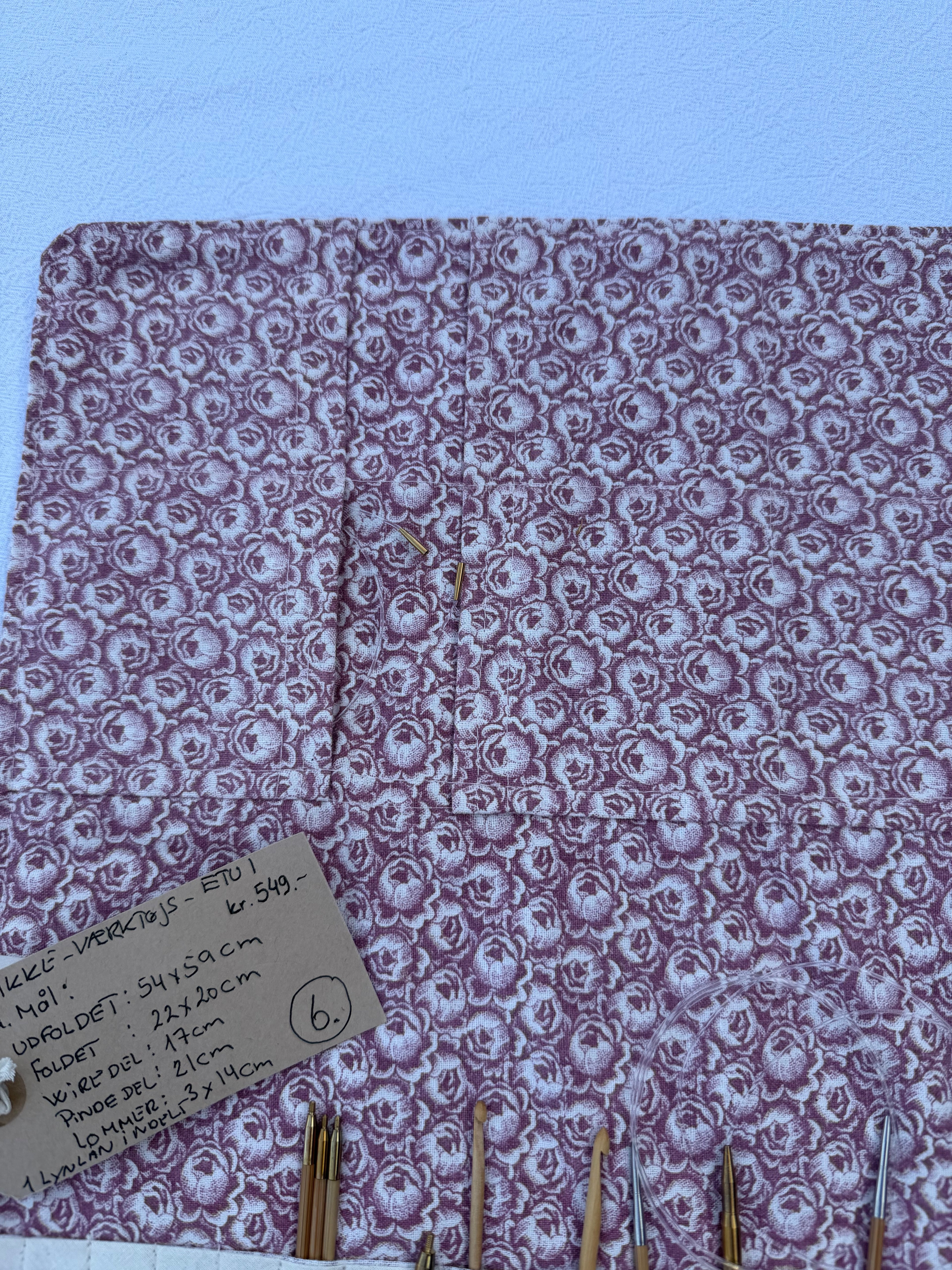Strikke-Værktøjs-Etui 6. - Blomster lys støvet rosa - Handmade by Nogetfralene