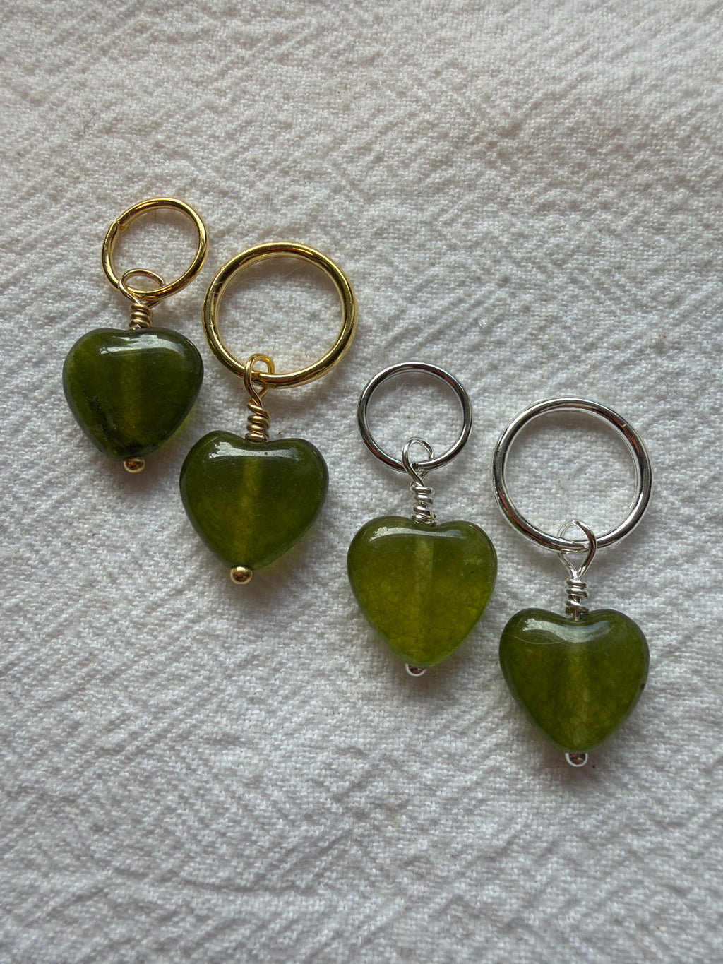 Maskemarkør et enkelt  grønt Peridot hjerte ca 11x11x5 mm. Passer på op til 7 mm eller 10mm pinde